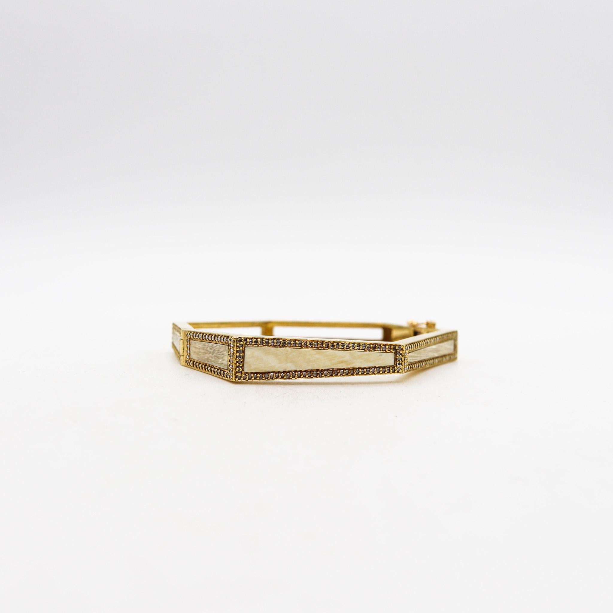 An heptagonal modernist bracelet.

Very unique one-of-a-kind sculptural bangle bracelet, created back in the 1970. This ultra modernist bangle has been crafted with an heptagonal geometric shape in solid yellow gold of 18 karats with high polished