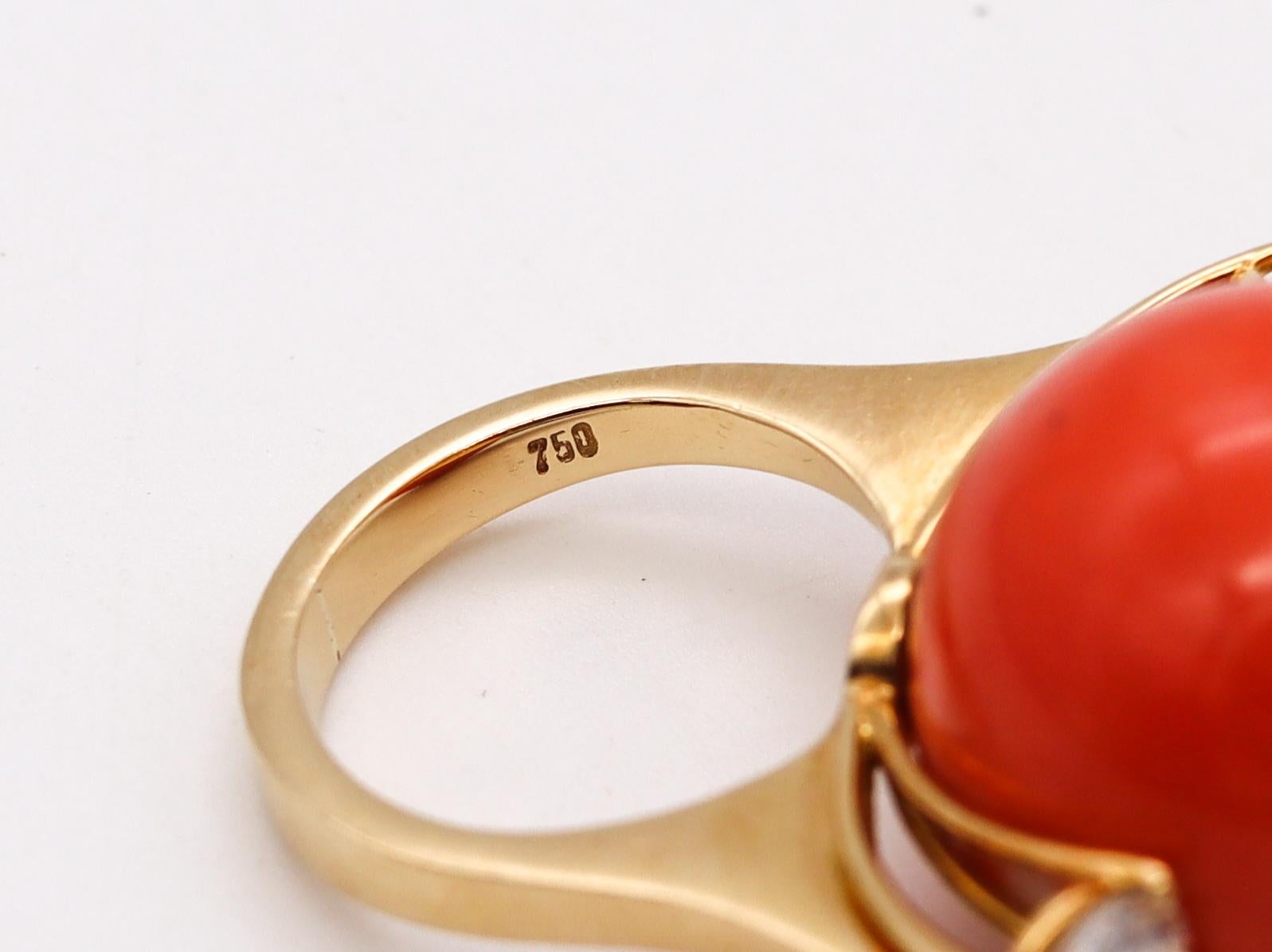 Modernist 1970 Italian Cocktail Ring In 18Kt Gold 27.17 Ctw In Diamonds & Coral In Excellent Condition For Sale In Miami, FL