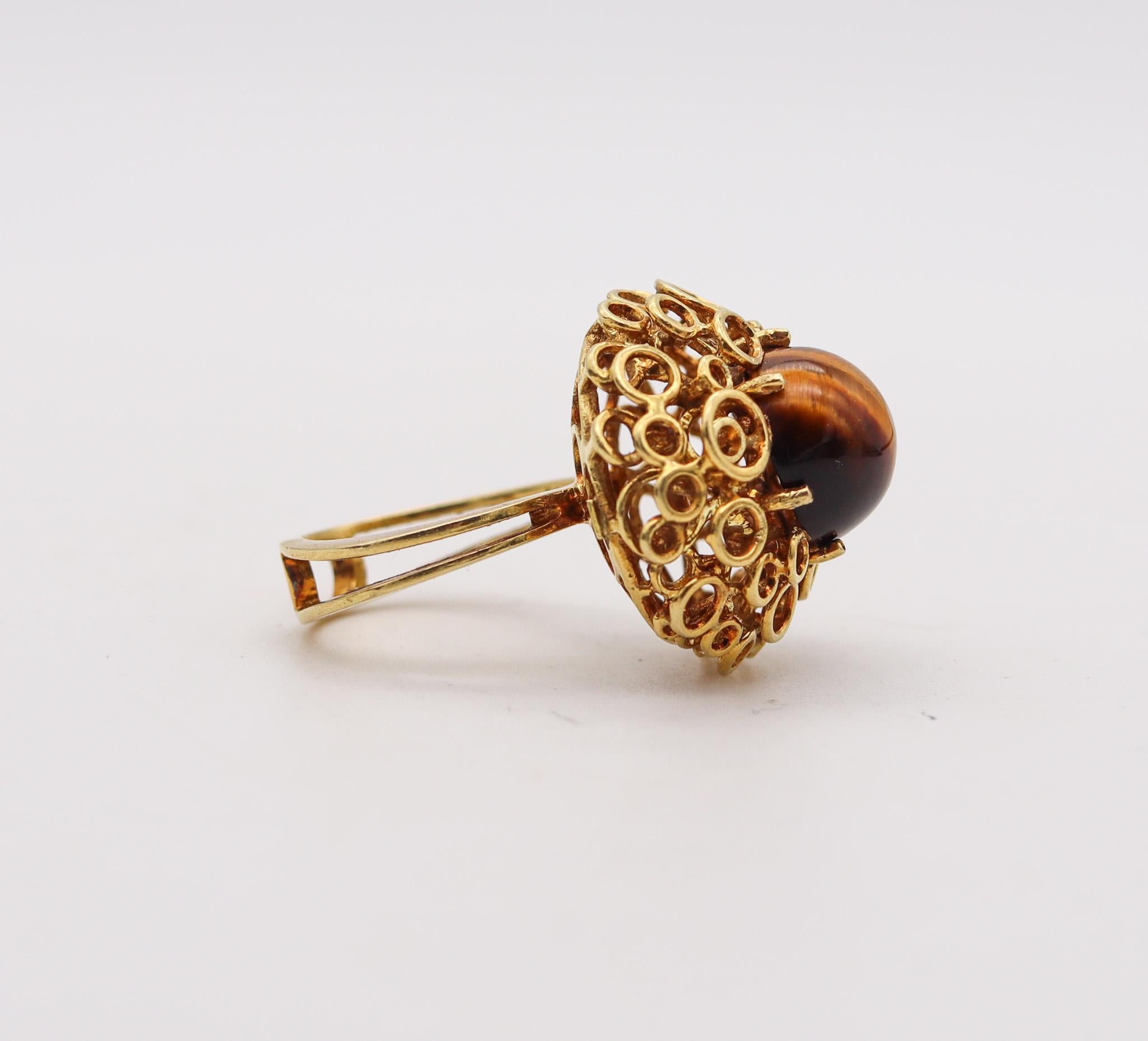Modernist 1970 Sculptural Cocktail Ring In Solid 18Kt Gold With Tiger Eye Cab In Excellent Condition For Sale In Miami, FL