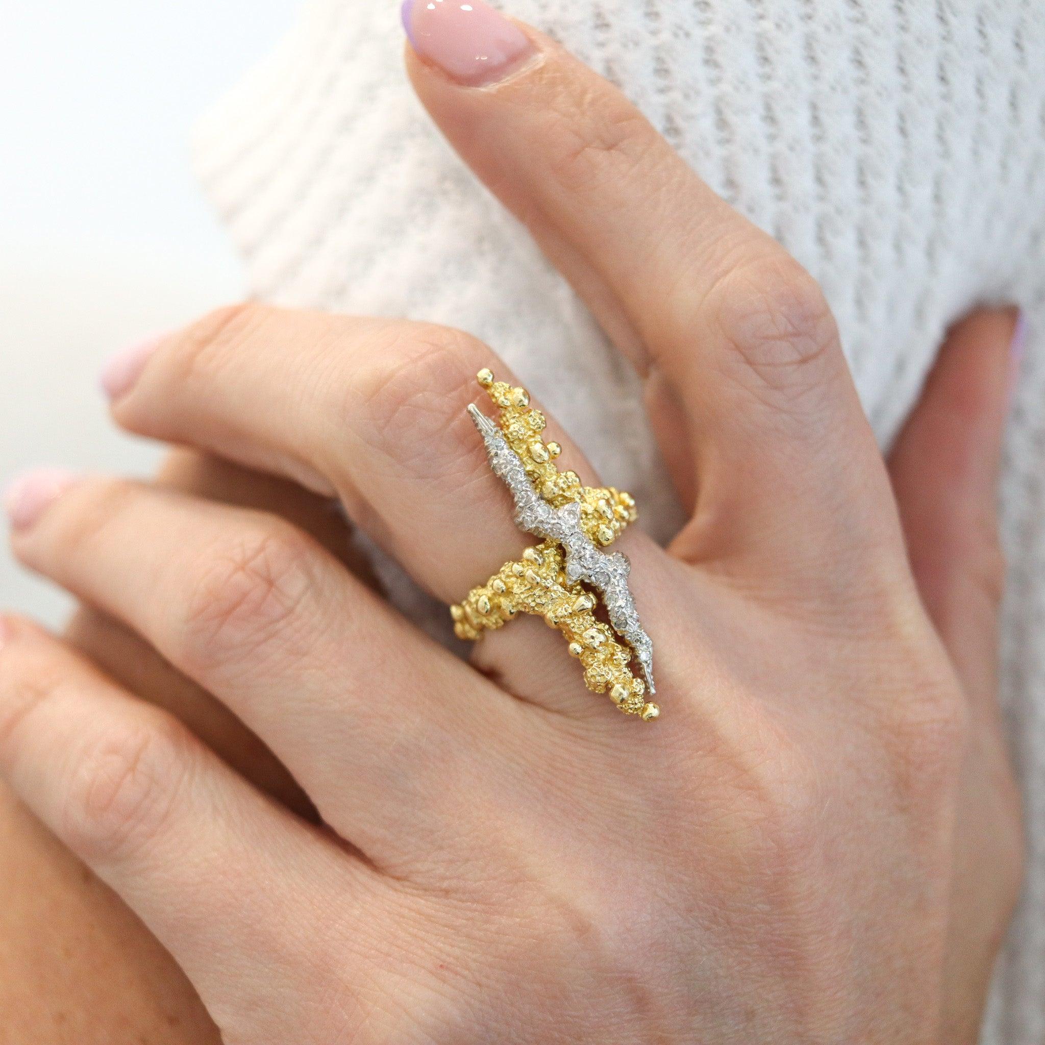 Skulpturaler, modernistischer, strukturierter Statement-Ring.

Dies ist ein sehr interessanter skulpturaler und ungewöhnlicher Ring, der in Europa in den 1970er Jahren mit modernistischen Mustern geschaffen wurde. Der schöne Ring ist sehr