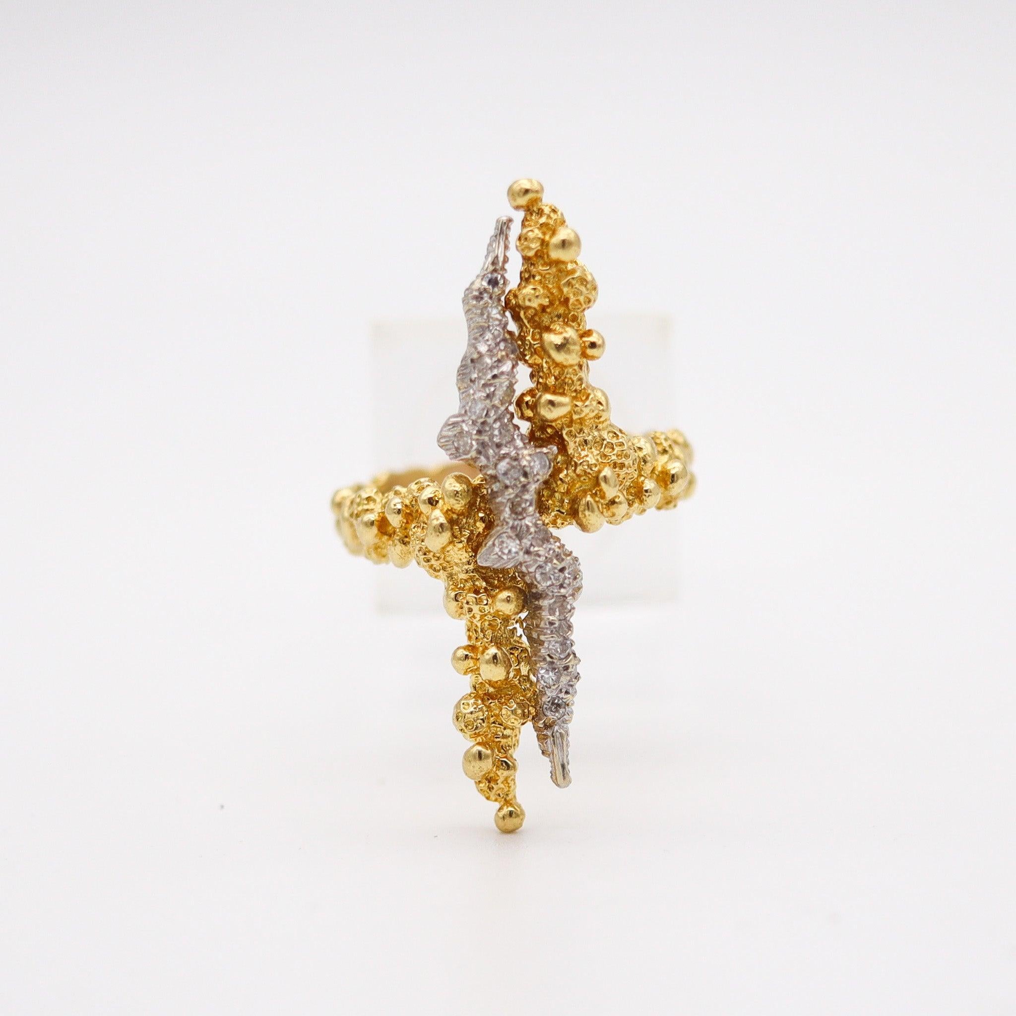 MODERNIST 1970 Skulpturaler Ring aus strukturiertem 18 Karat Gold mit europäischen Diamanten (Modernistisch) im Angebot