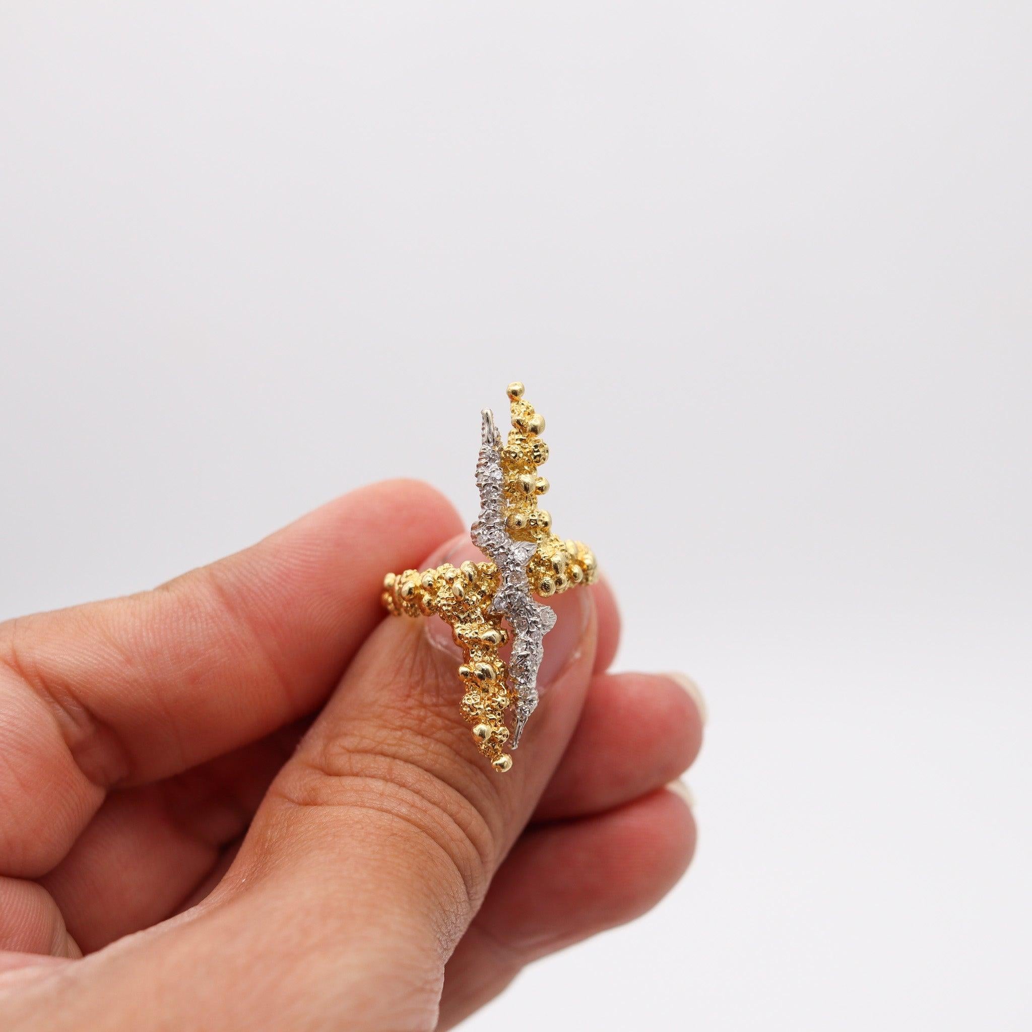 MODERNIST 1970 Skulpturaler Ring aus strukturiertem 18 Karat Gold mit europäischen Diamanten (Rundschliff) im Angebot