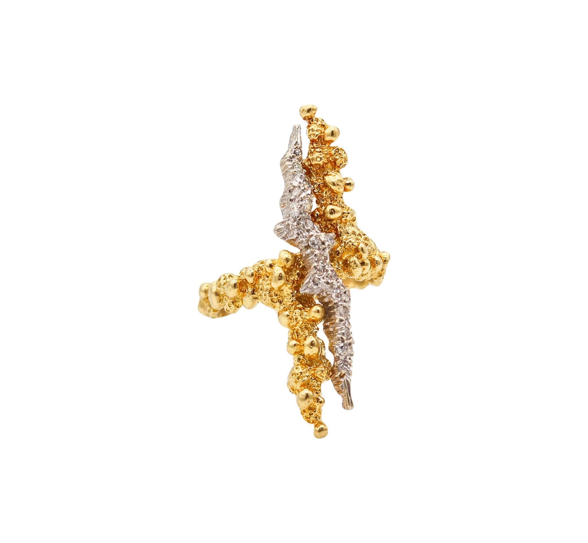 MODERNIST 1970 Skulpturaler Ring aus strukturiertem 18 Karat Gold mit europäischen Diamanten im Zustand „Hervorragend“ im Angebot in Miami, FL