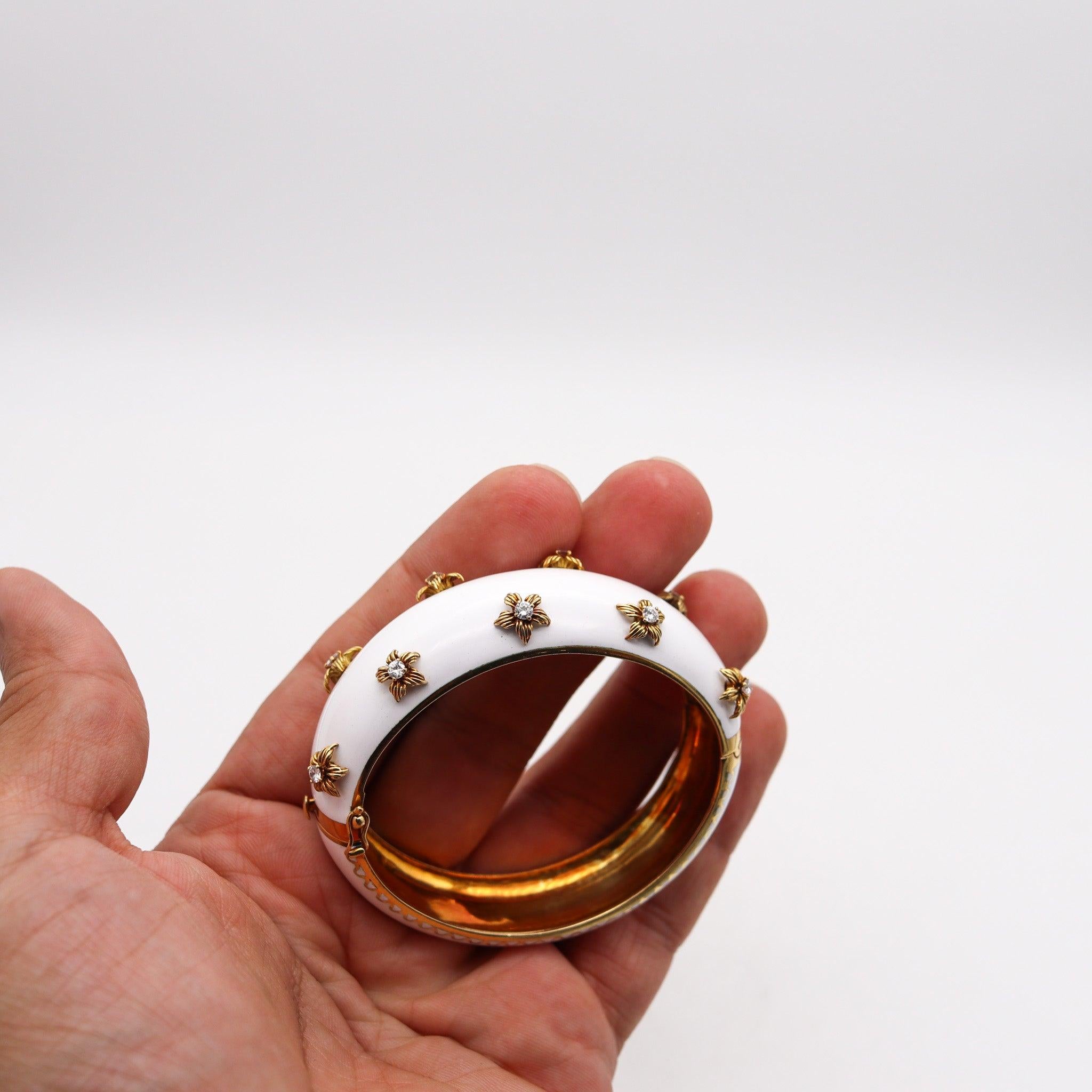MODERNIST 1970 White Enameled Bangle In 18Kt Yellow Gold With Diamonds For Sale 4