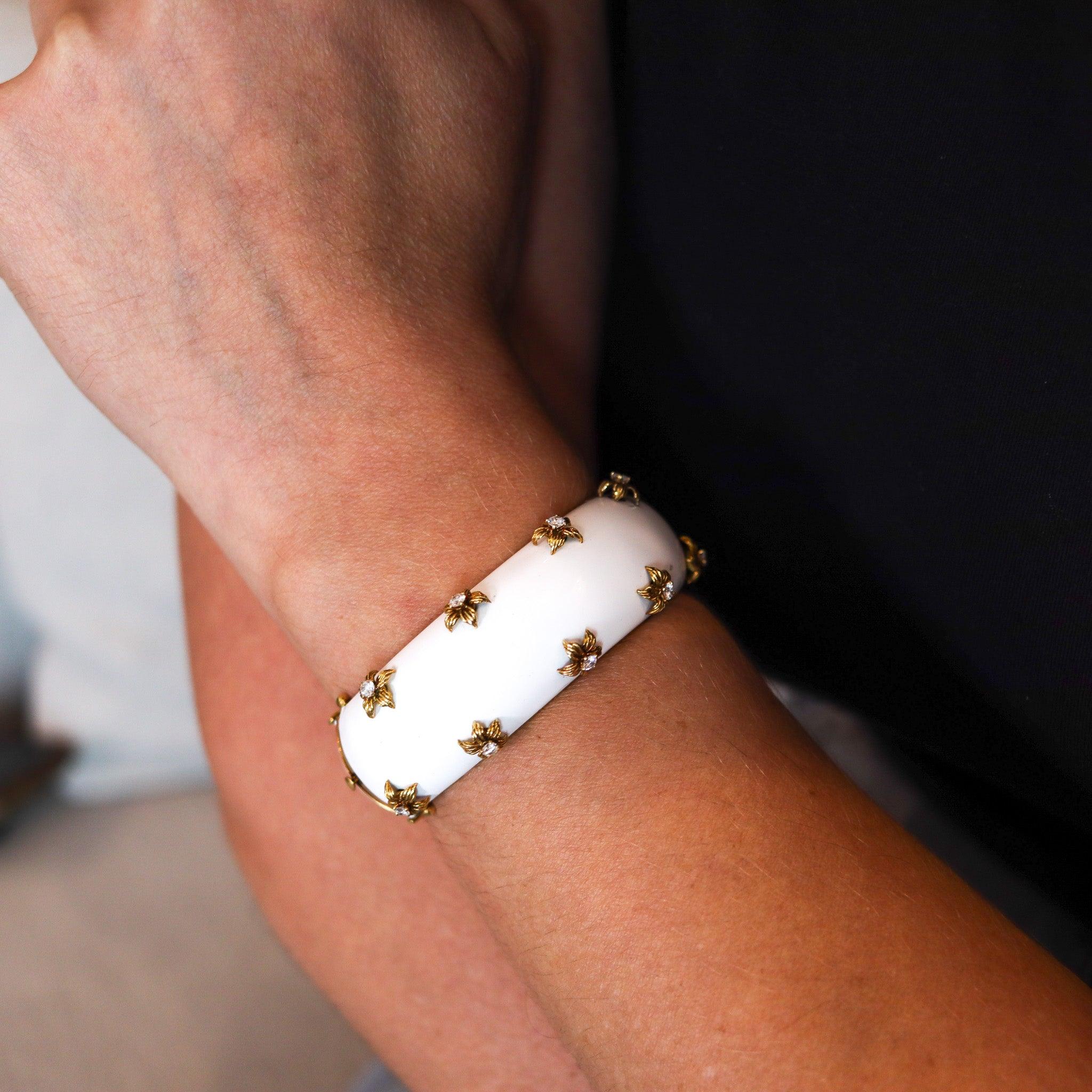 MODERNIST 1970 White Enameled Bangle In 18Kt Yellow Gold With Diamonds For Sale 5