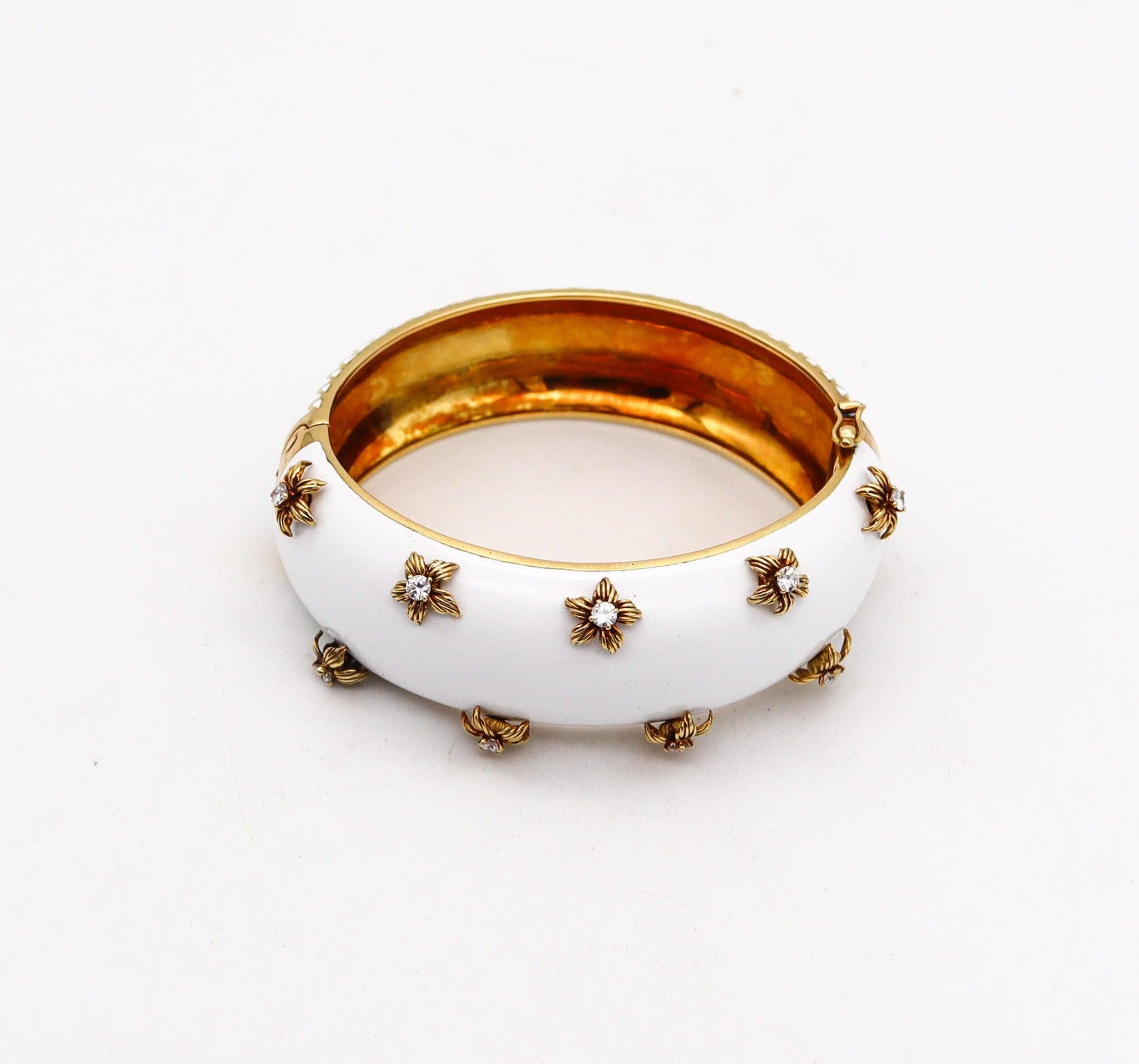 Brilliant Cut MODERNIST 1970 White Enameled Bangle In 18Kt Yellow Gold With Diamonds For Sale