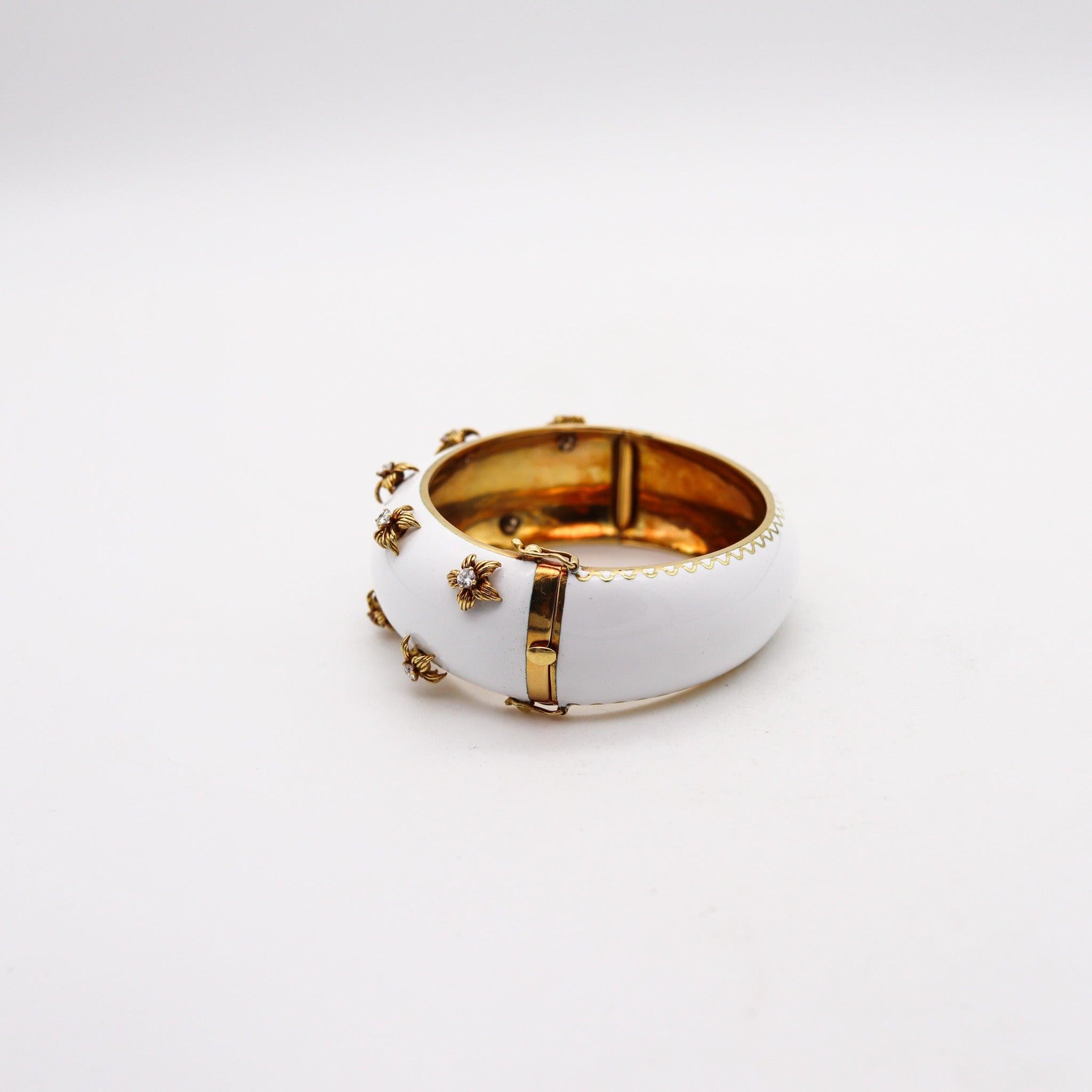MODERNIST 1970 White Enameled Bangle In 18Kt Yellow Gold With Diamonds In Excellent Condition For Sale In Miami, FL