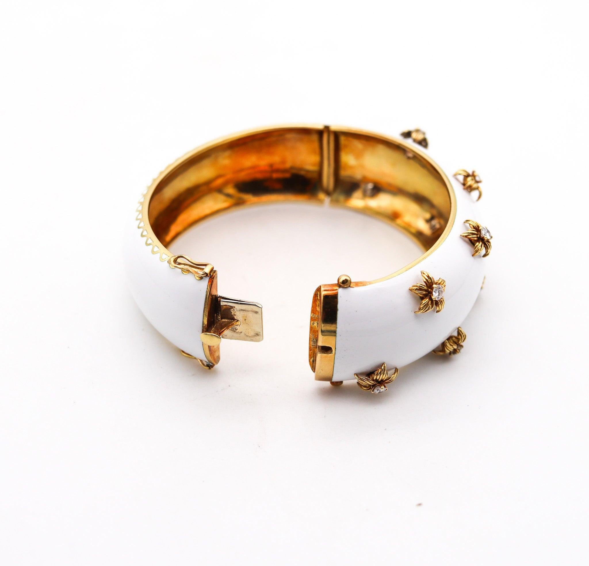 MODERNIST 1970 White Enameled Bangle In 18Kt Yellow Gold With Diamonds For Sale 3