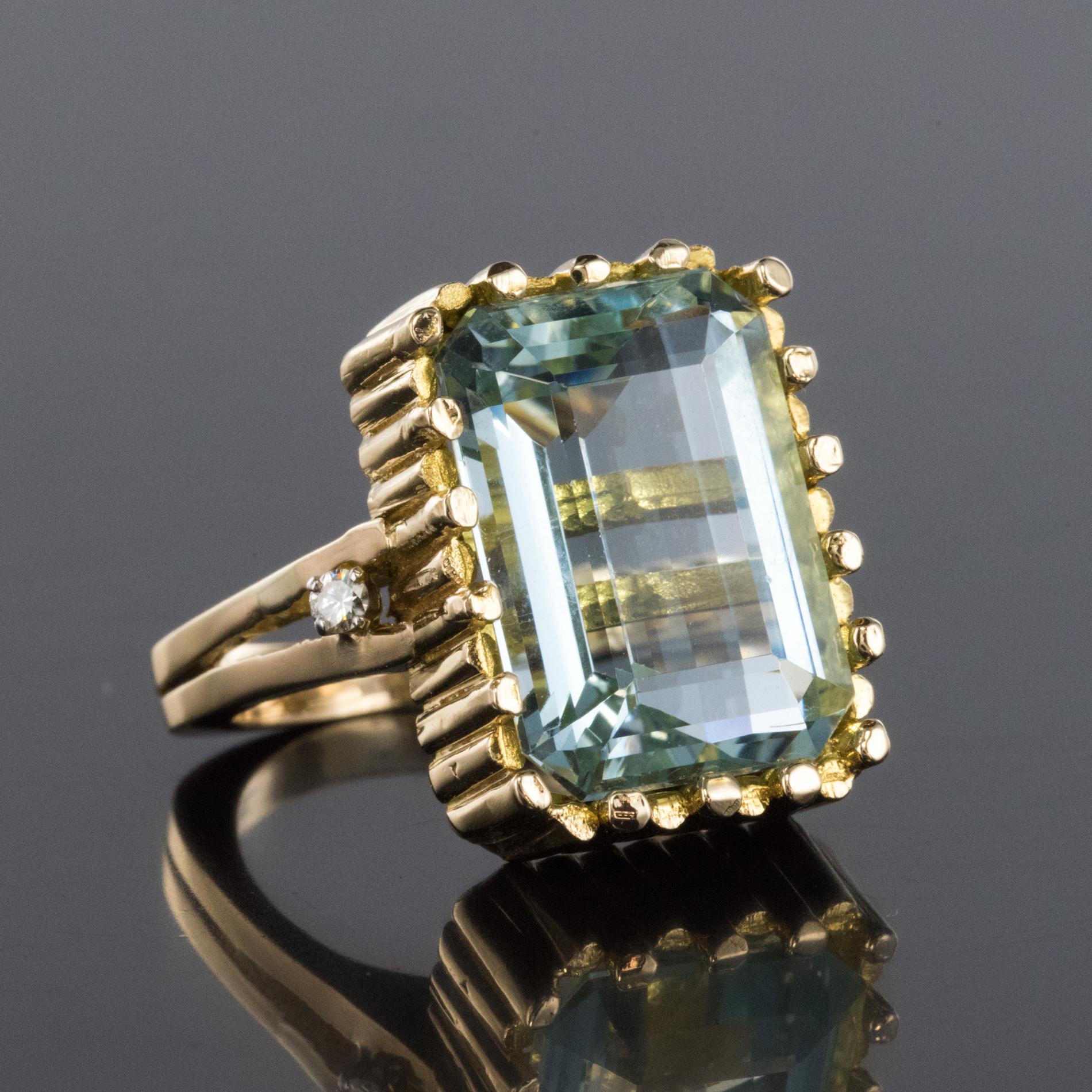 Modernist 1970s 14.20 Carat Aquamarine Diamonds Yellow Gold Ring 2