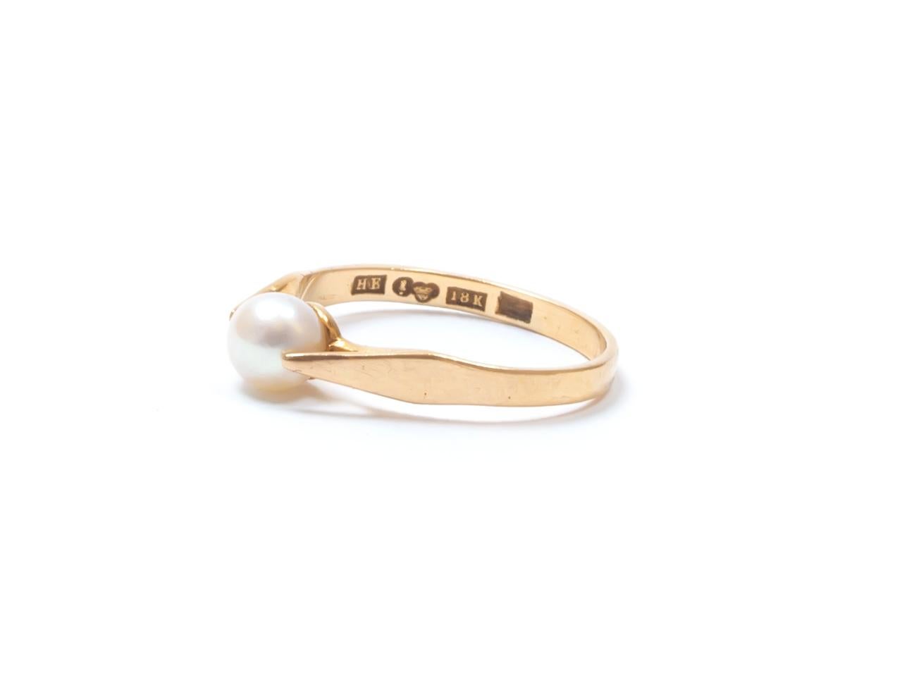 Elegant, subtle and well crafted gold ring with a natural akoya pearl. Most likely design and made in the United Kingdom from cirka 1970s second half. The ring is in excellent vintage condition.