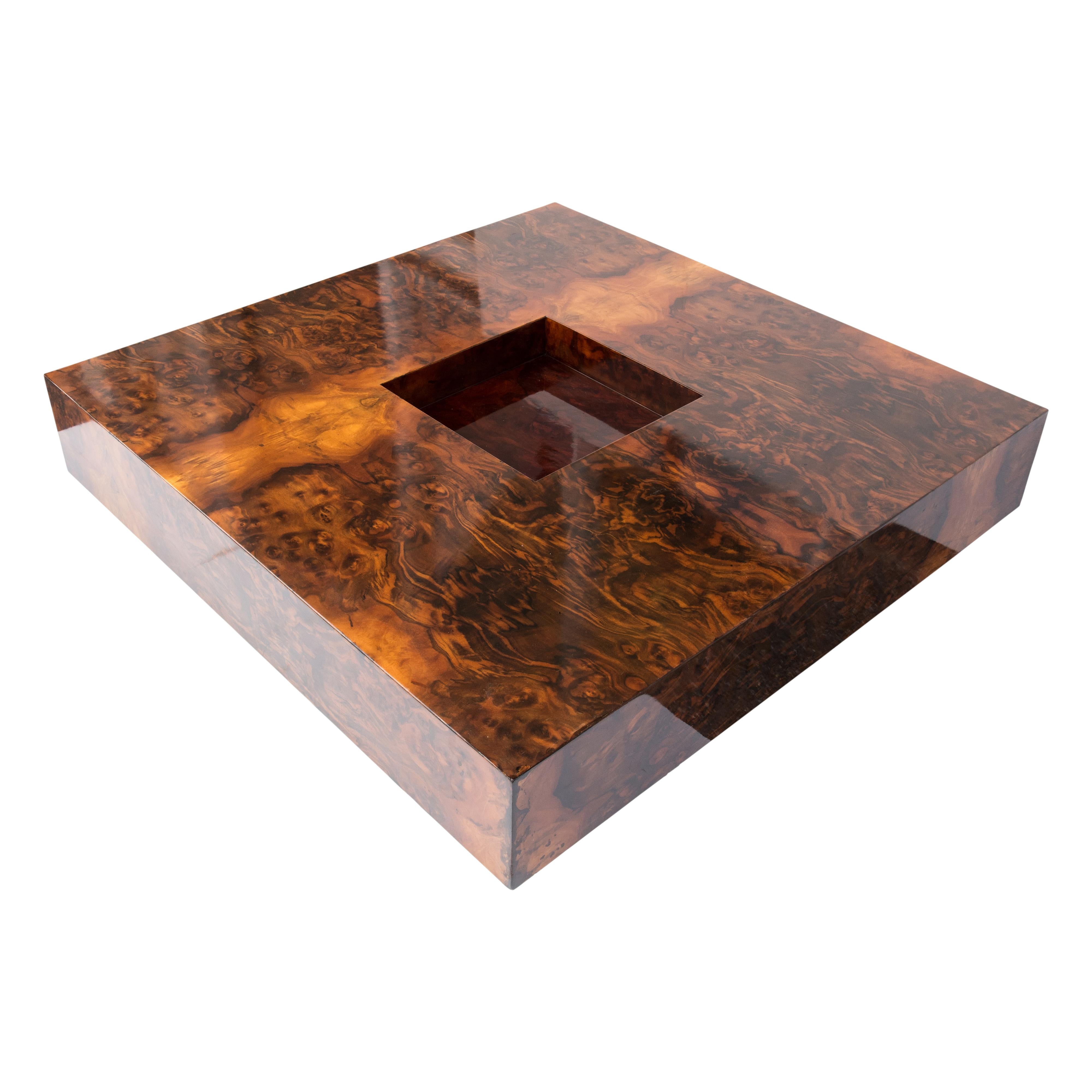 A 1970s modernist Italian design square shaped coffee table. Dark, polished, laminated walnut wood with a central inset for a bar use or decoration. Alveo table was produced by Sabot in the 1970s and designed by Willy Rizzo (1928-2013)
Willy