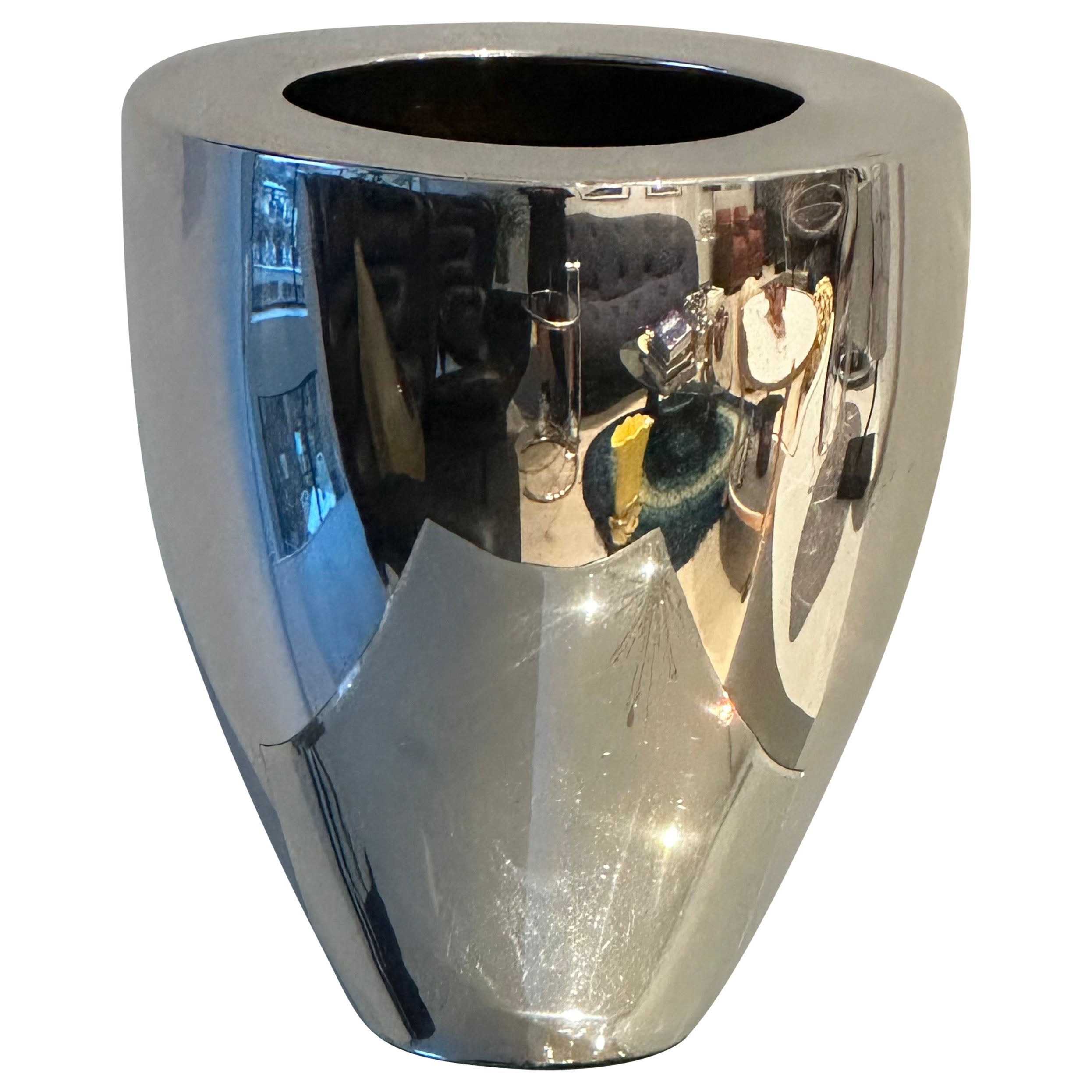 Vase élégant anglais moderniste des années 1970 en métal argenté