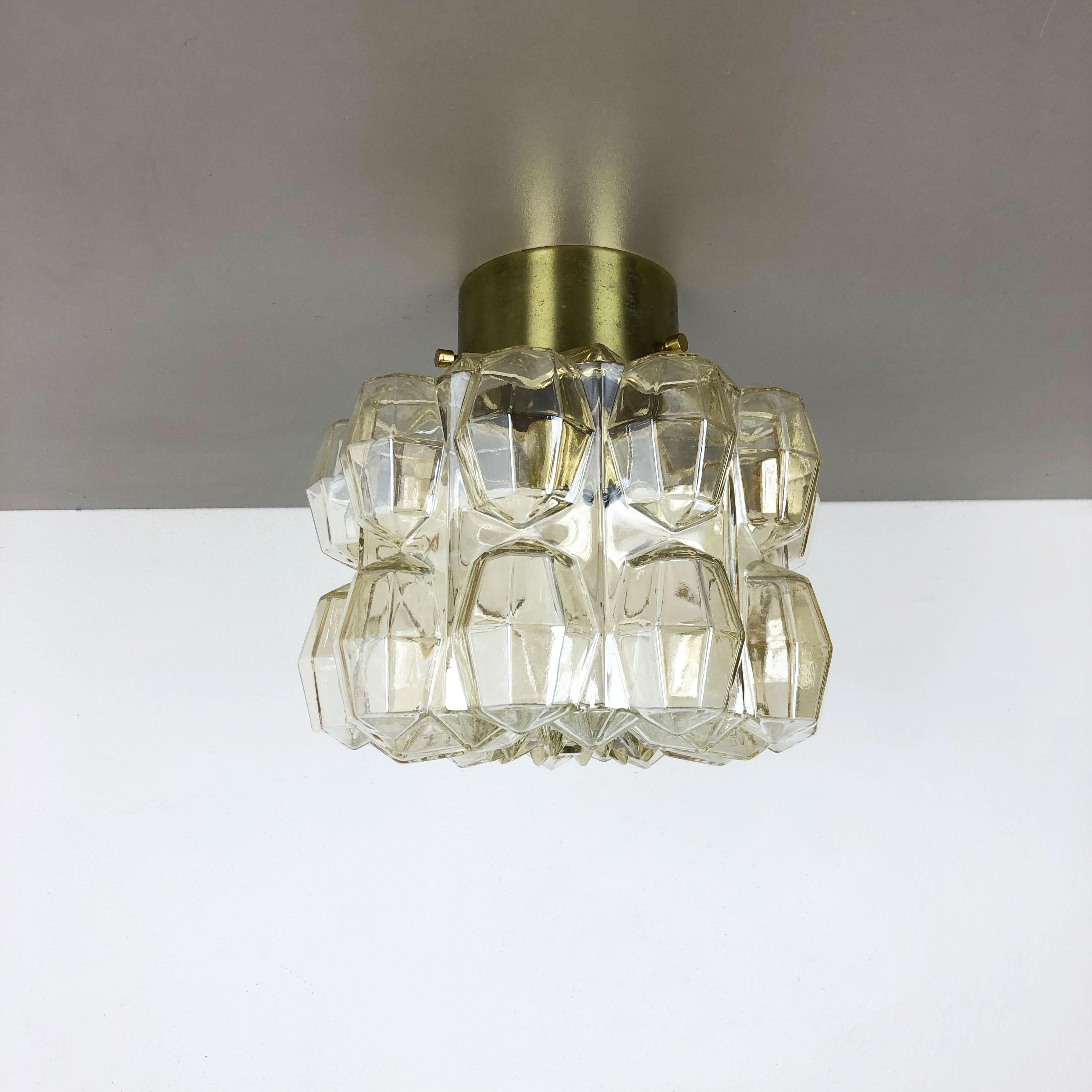 Article:

Ceiling light sconce


Producer:

Glashütte Limburg, Germany



Origin:

Germany



Age:

1970s





Original 1970s modernist German ceiling Light made of high quality yellow glass in cubic diamond form with a