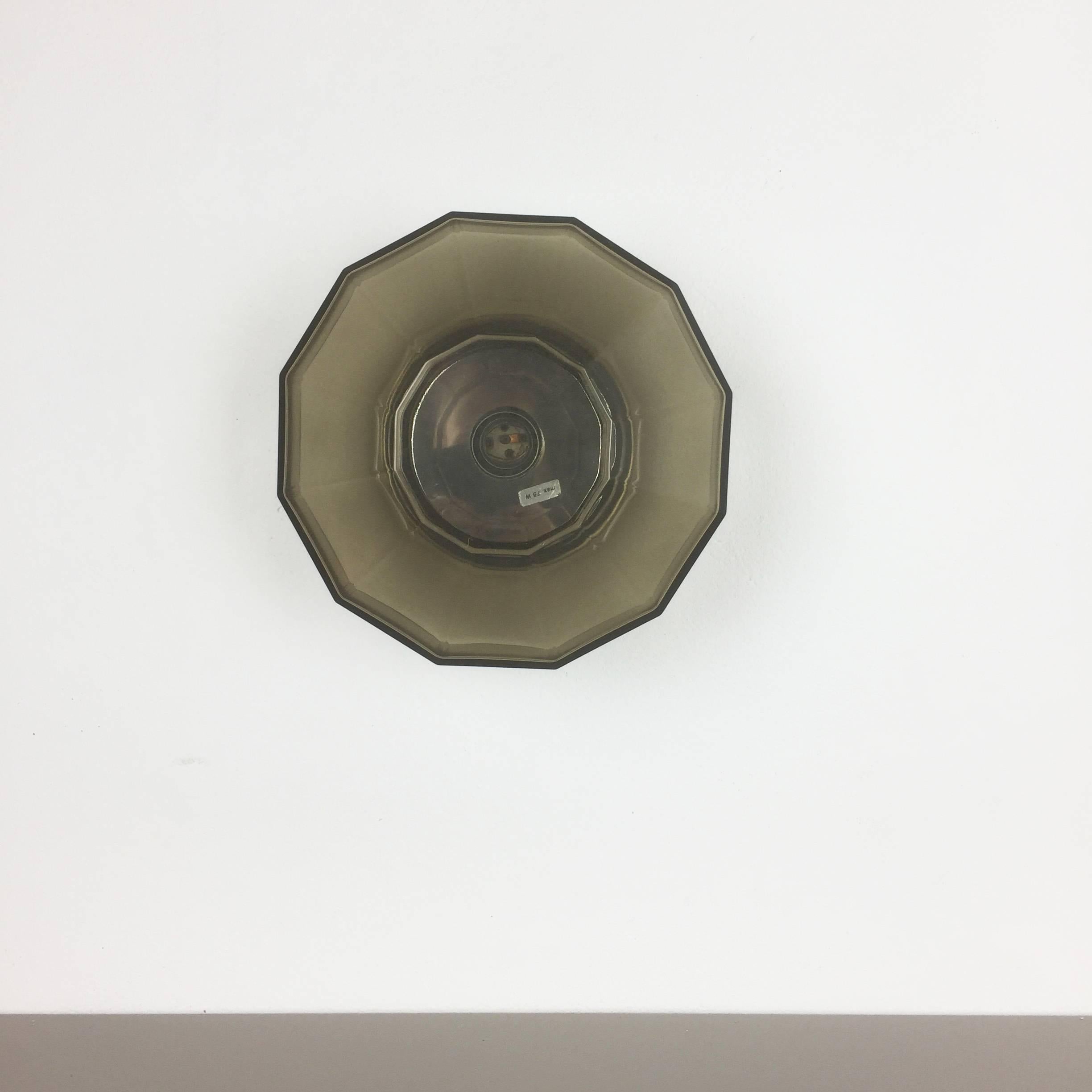 Article:

Wall light sconce


Producer:

Glashütte Limburg, Germany



Origin:

Germany



Age:

1970s




Description:

Original 1970s modernist German wall Light made of height quality green glass in cubic form with a