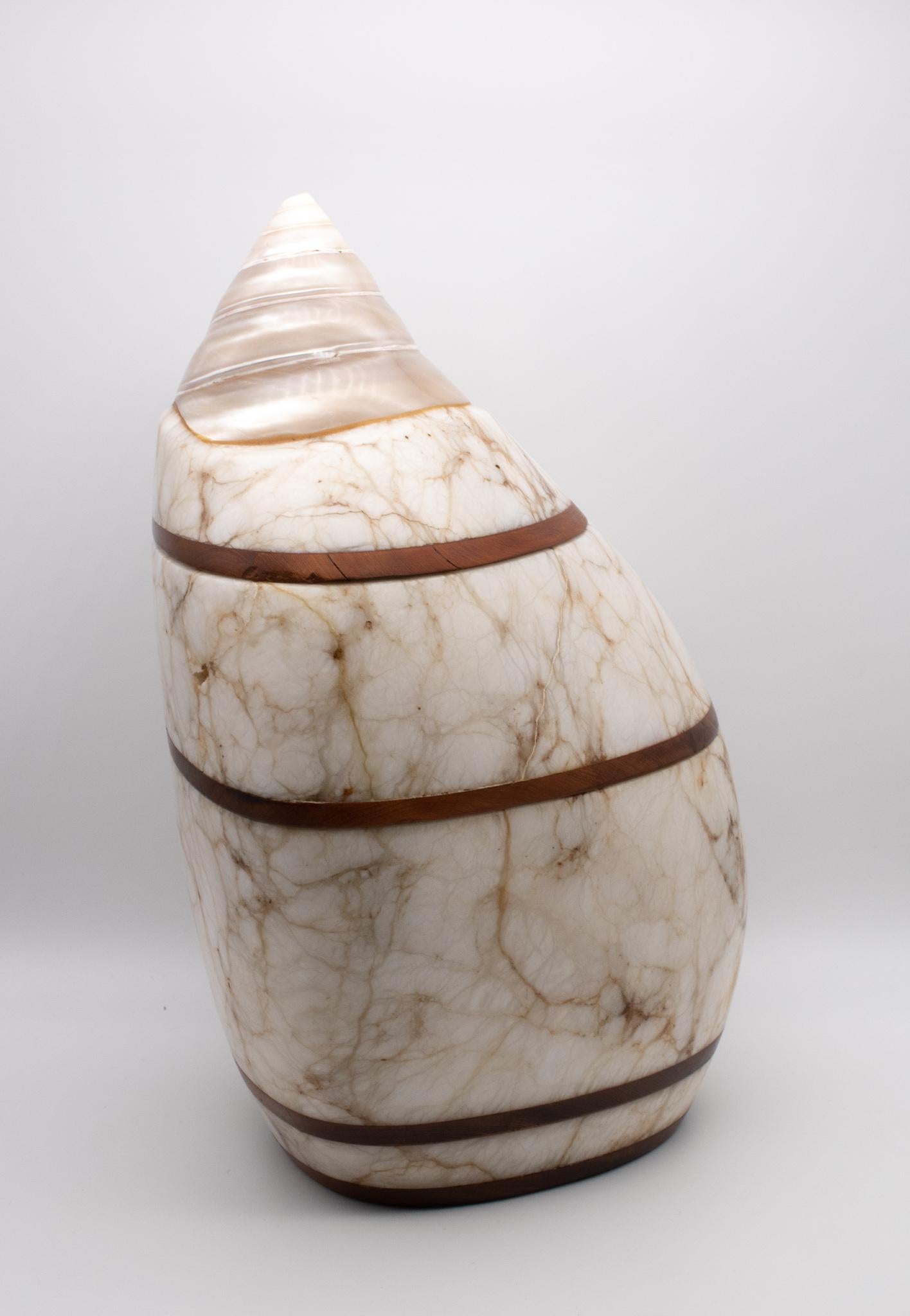 Américain Boîte de table sculpturale moderniste de 1981 sculptée en marbre, bois de sandale et coquillage en vente