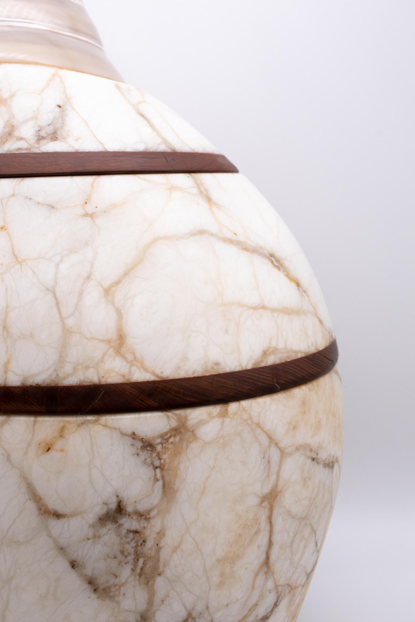 Boîte de table sculpturale moderniste de 1981 sculptée en marbre, bois de sandale et coquillage Excellent état - En vente à Miami, FL