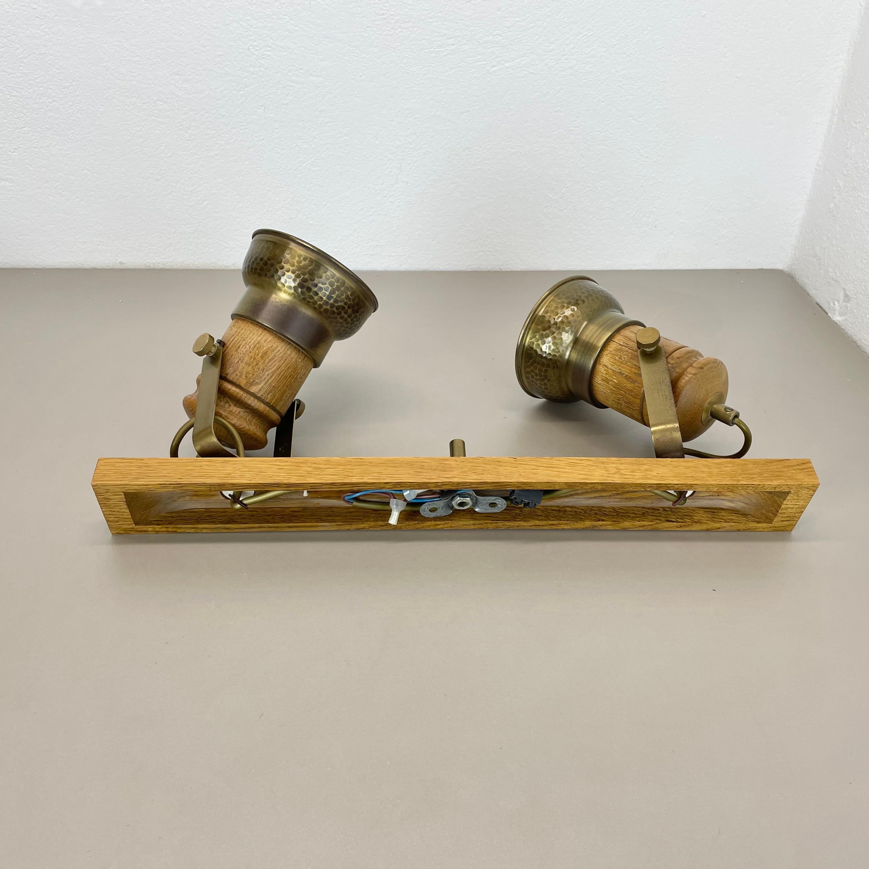 Plafonnier moderniste à 2 spots en laiton et chêne par TEMDE Lights, Allemagne 1970 en vente 9