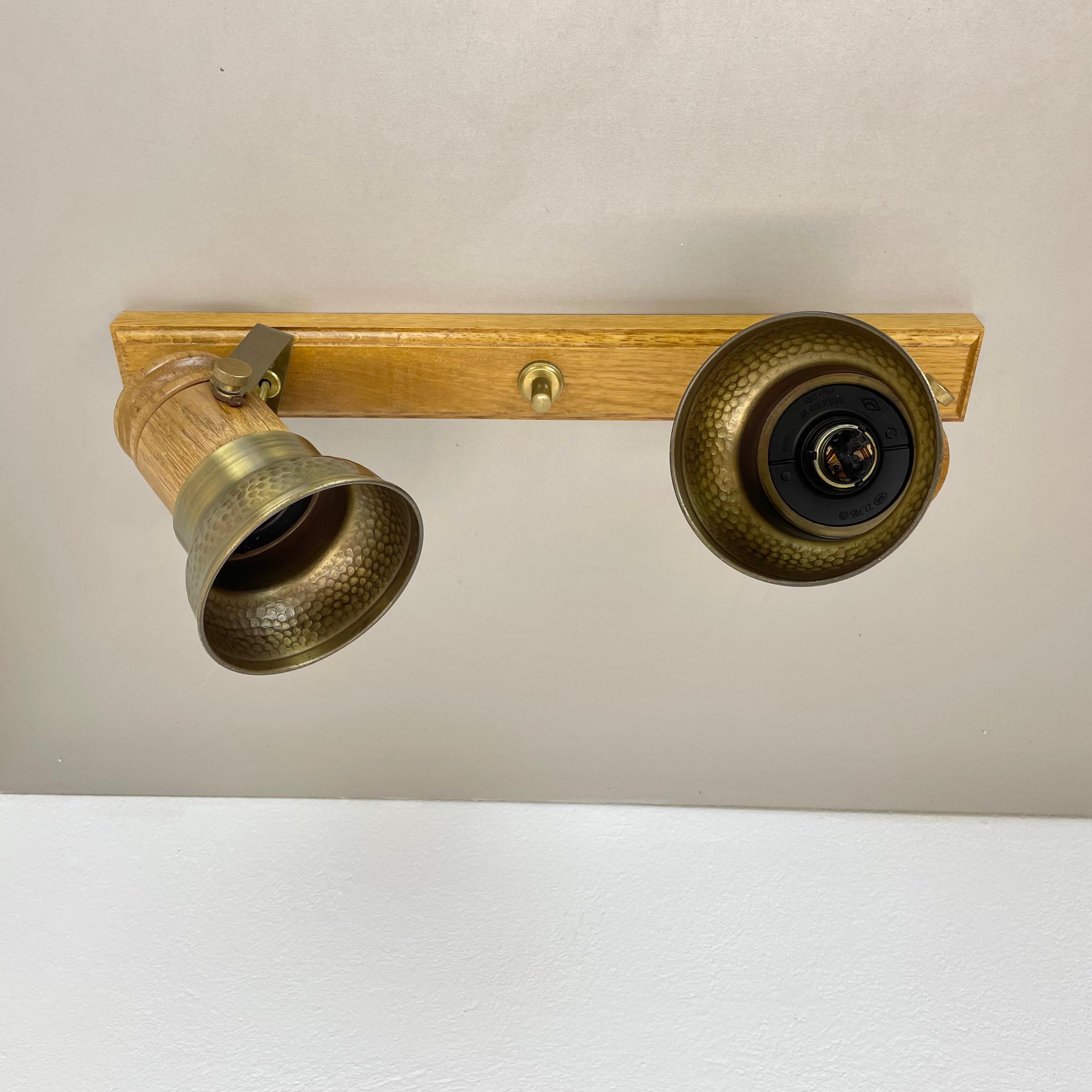 Allemand Plafonnier moderniste à 2 spots en laiton et chêne par TEMDE Lights, Allemagne 1970 en vente