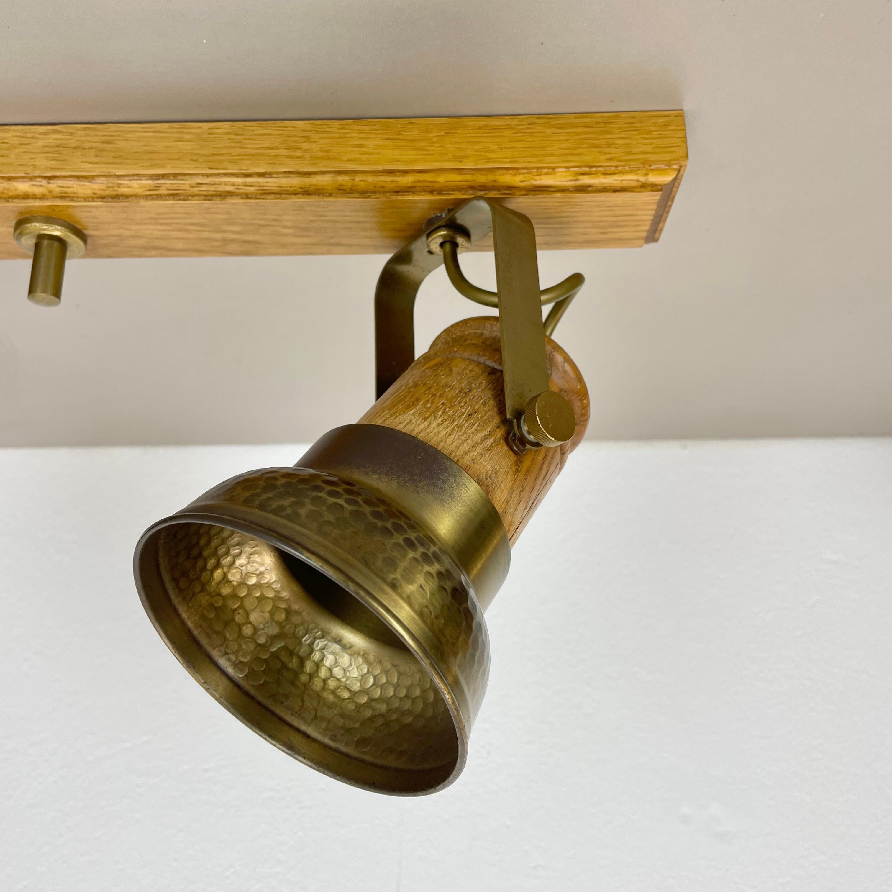 20ième siècle Plafonnier moderniste à 2 spots en laiton et chêne par TEMDE Lights, Allemagne 1970 en vente