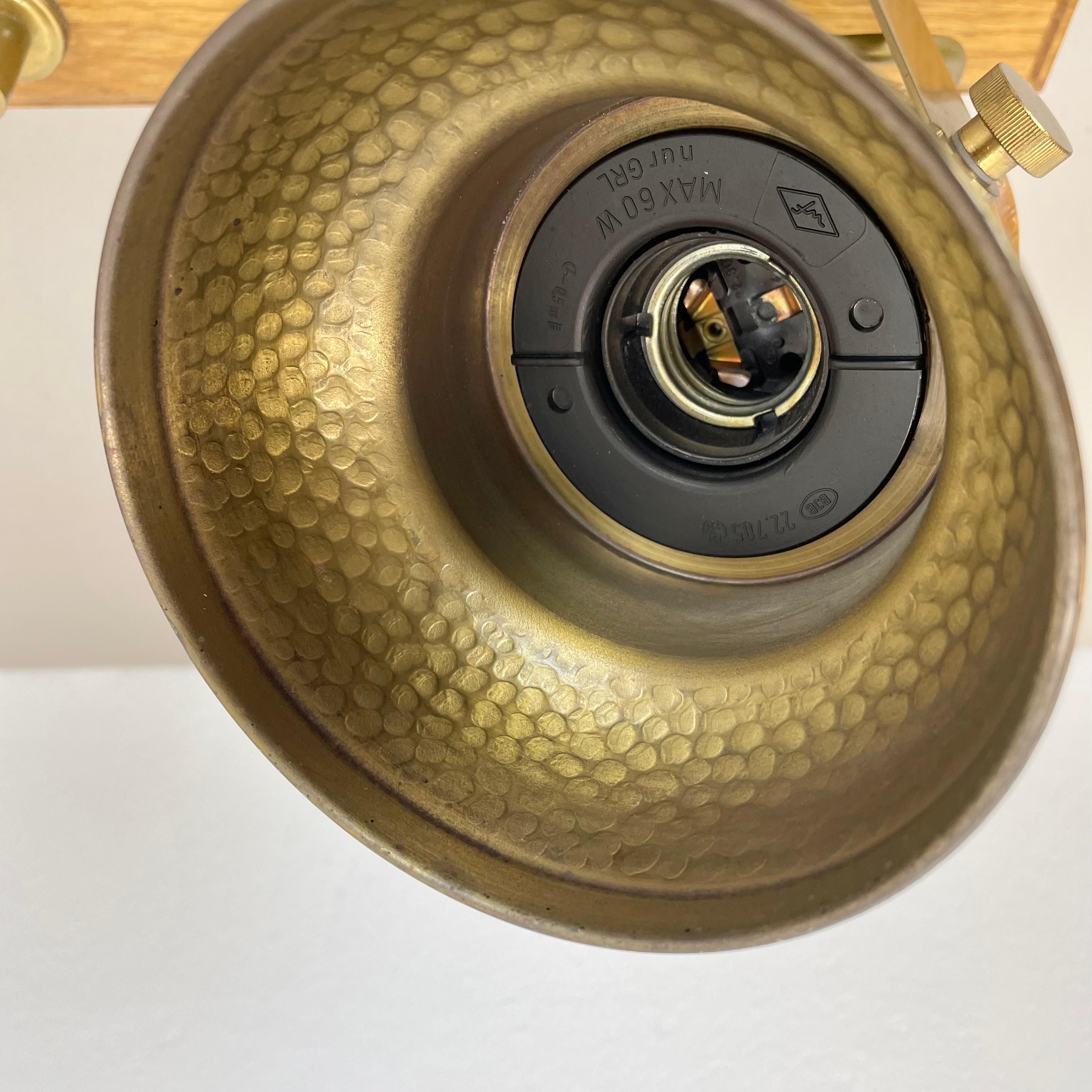 Plafonnier moderniste à 2 spots en laiton et chêne par TEMDE Lights, Allemagne 1970 en vente 1