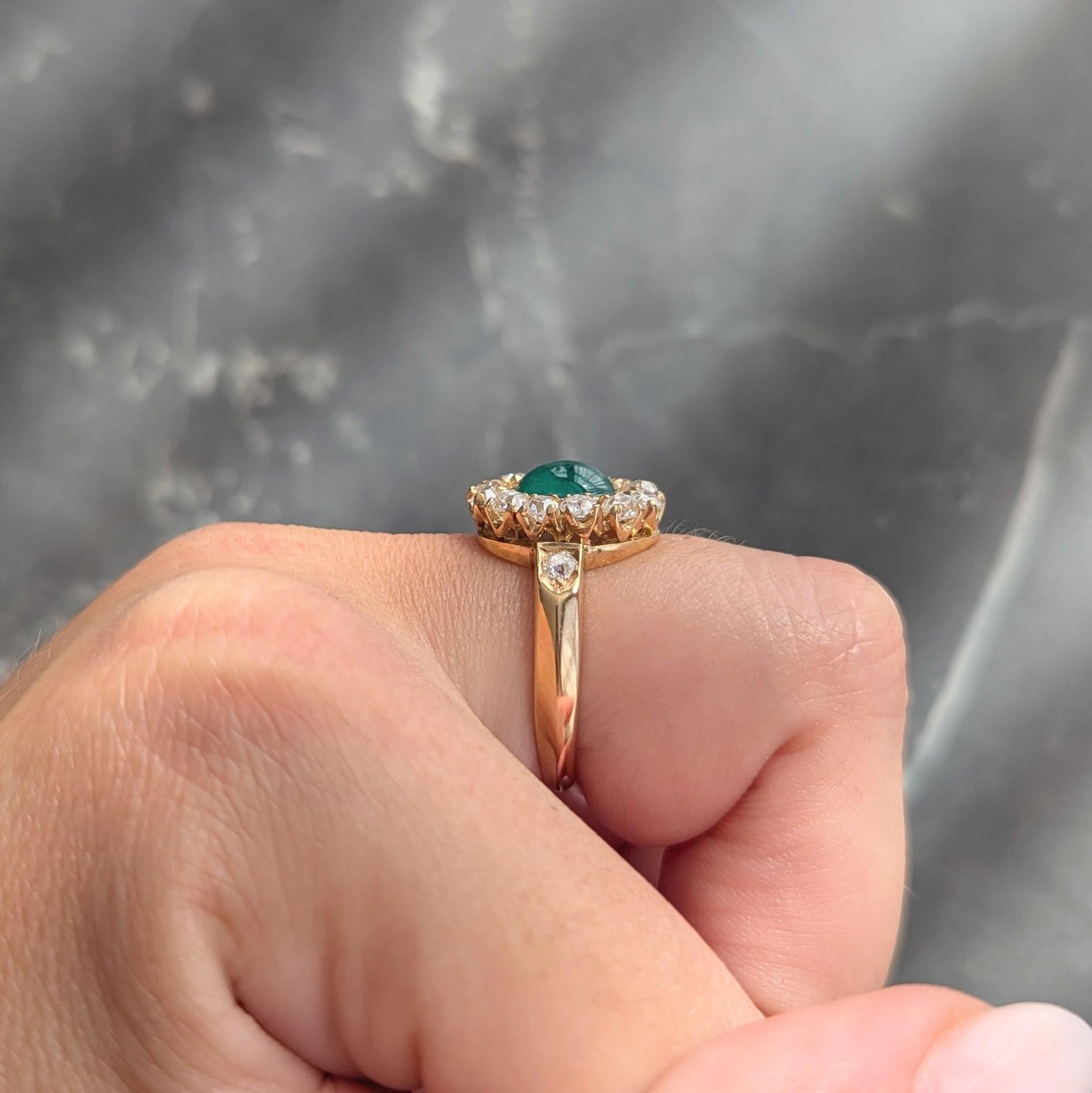 Modernist 2.46 CTW Smaragd Diamant 14 Karat Gelbgold Vintage Halo Ring im Angebot 4