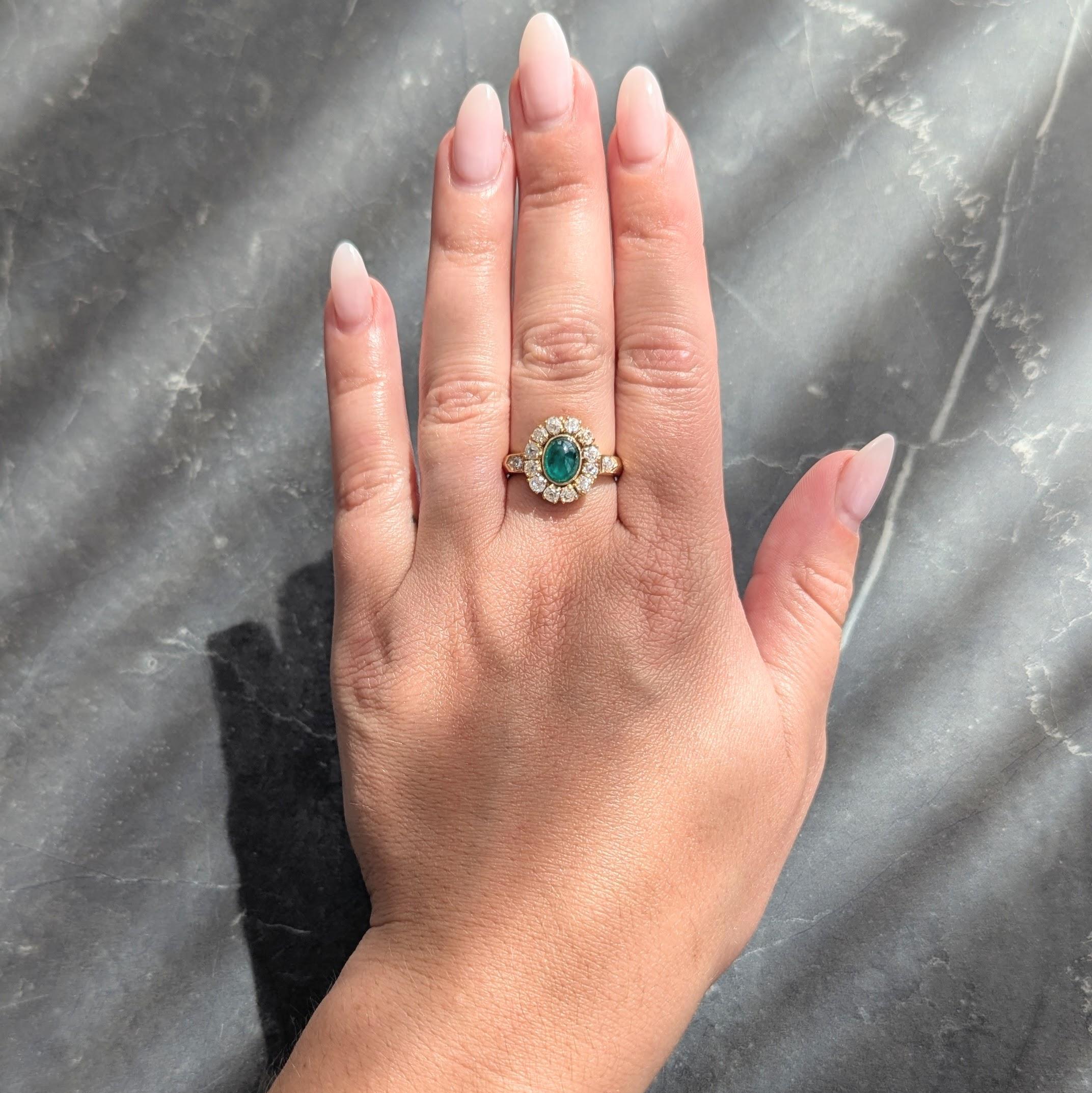 In der Mitte ein ovaler Smaragd-Cabochon mit einem Gesamtgewicht von etwa 1,10 Karat
Transparentes mittleres Grün - Lünette mit durchbrochenem, schwebendem Halo umgeben
Bestehend aus Diamanten im alten Minenschliff, die vollständig um den
Mit