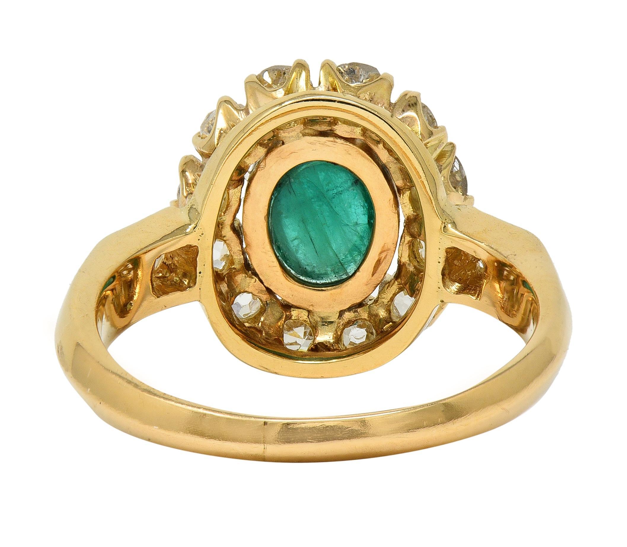 Modernist 2.46 CTW Smaragd Diamant 14 Karat Gelbgold Vintage Halo Ring (Cabochon) im Angebot