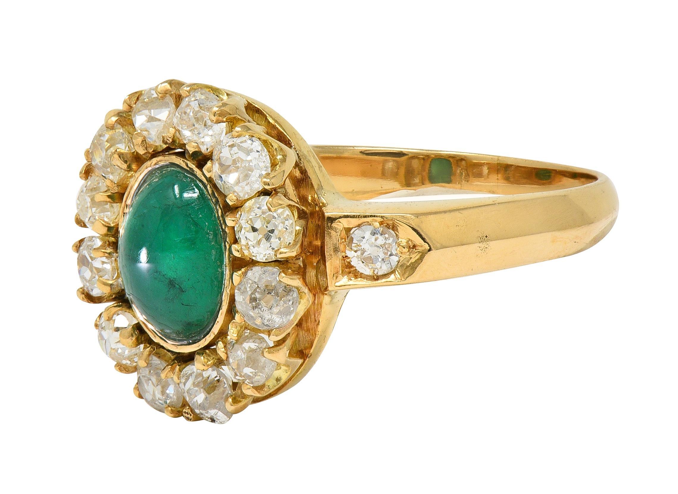 Modernist 2.46 CTW Smaragd Diamant 14 Karat Gelbgold Vintage Halo Ring im Zustand „Hervorragend“ im Angebot in Philadelphia, PA