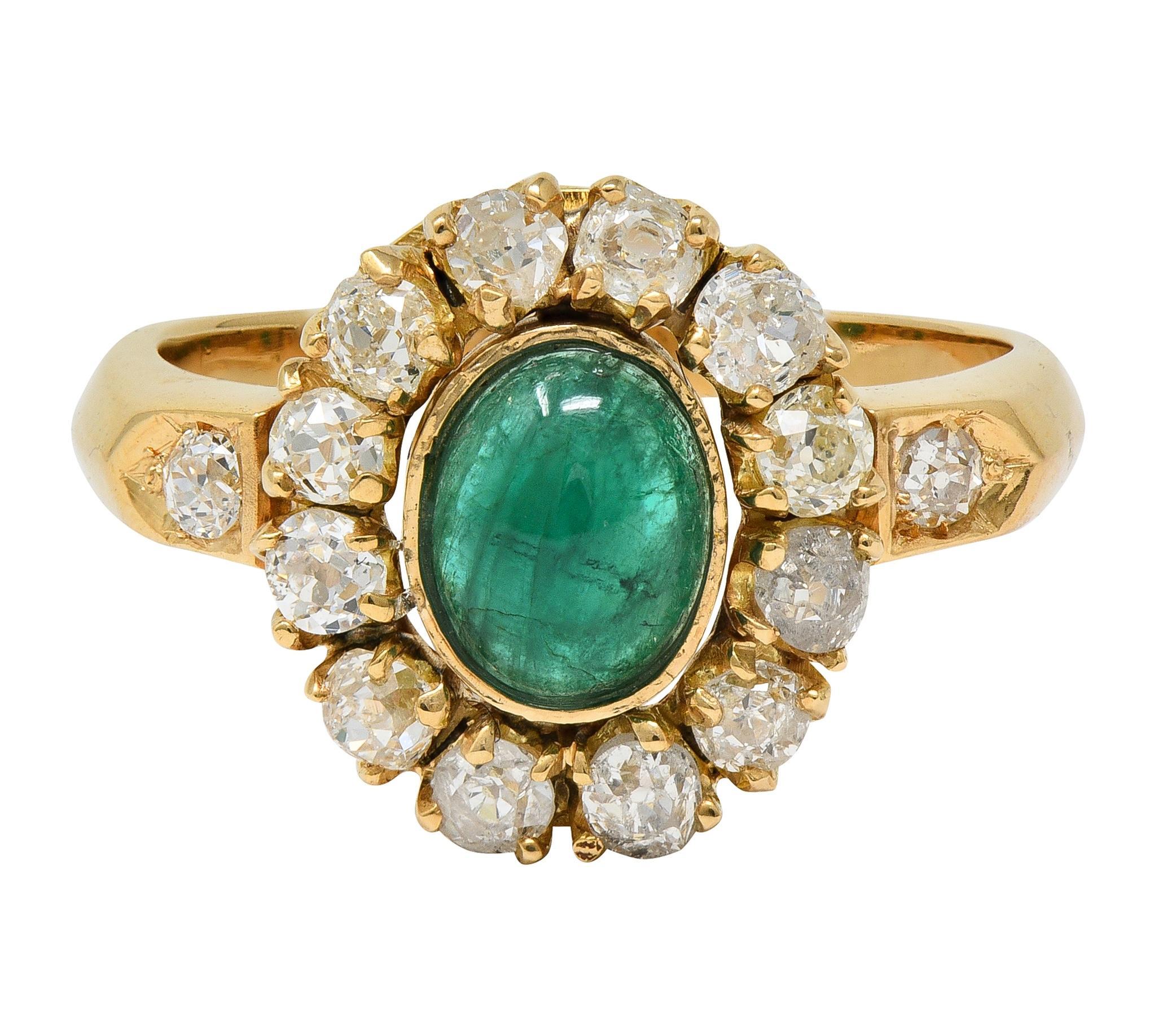 Modernist 2.46 CTW Smaragd Diamant 14 Karat Gelbgold Vintage Halo Ring im Angebot 2