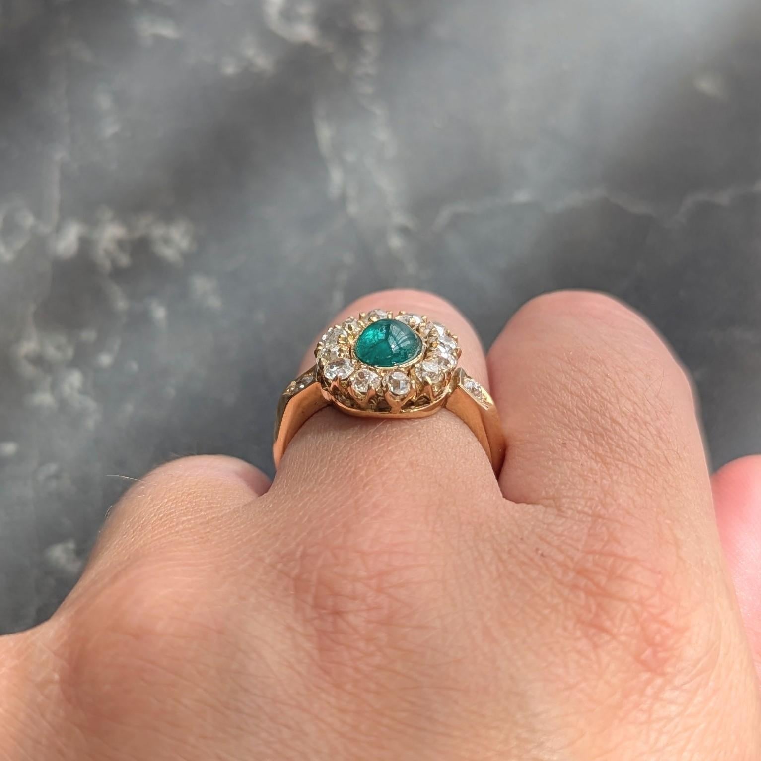 Modernist 2.46 CTW Smaragd Diamant 14 Karat Gelbgold Vintage Halo Ring im Angebot 3