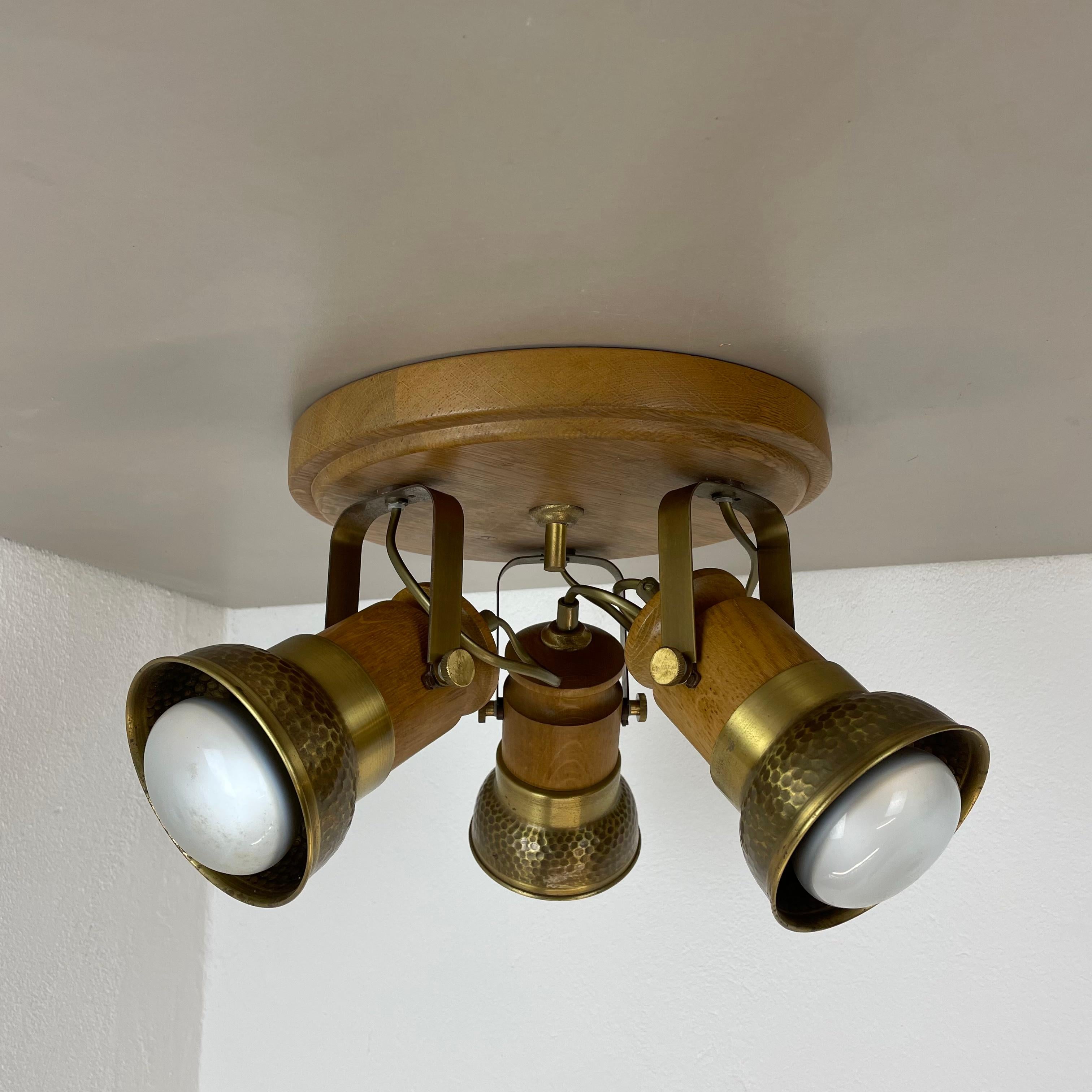 ARTICLE:

Ceiling light, 
also useable as wall light.


PRODUCER:

Temde Leuchten, Germany



ORIGIN:

Germany



AGE:

1970s



DESCRIPTION:

original 70s modernist german ceiling Light made of high quality oak wood and brass on the 3 light spots…
