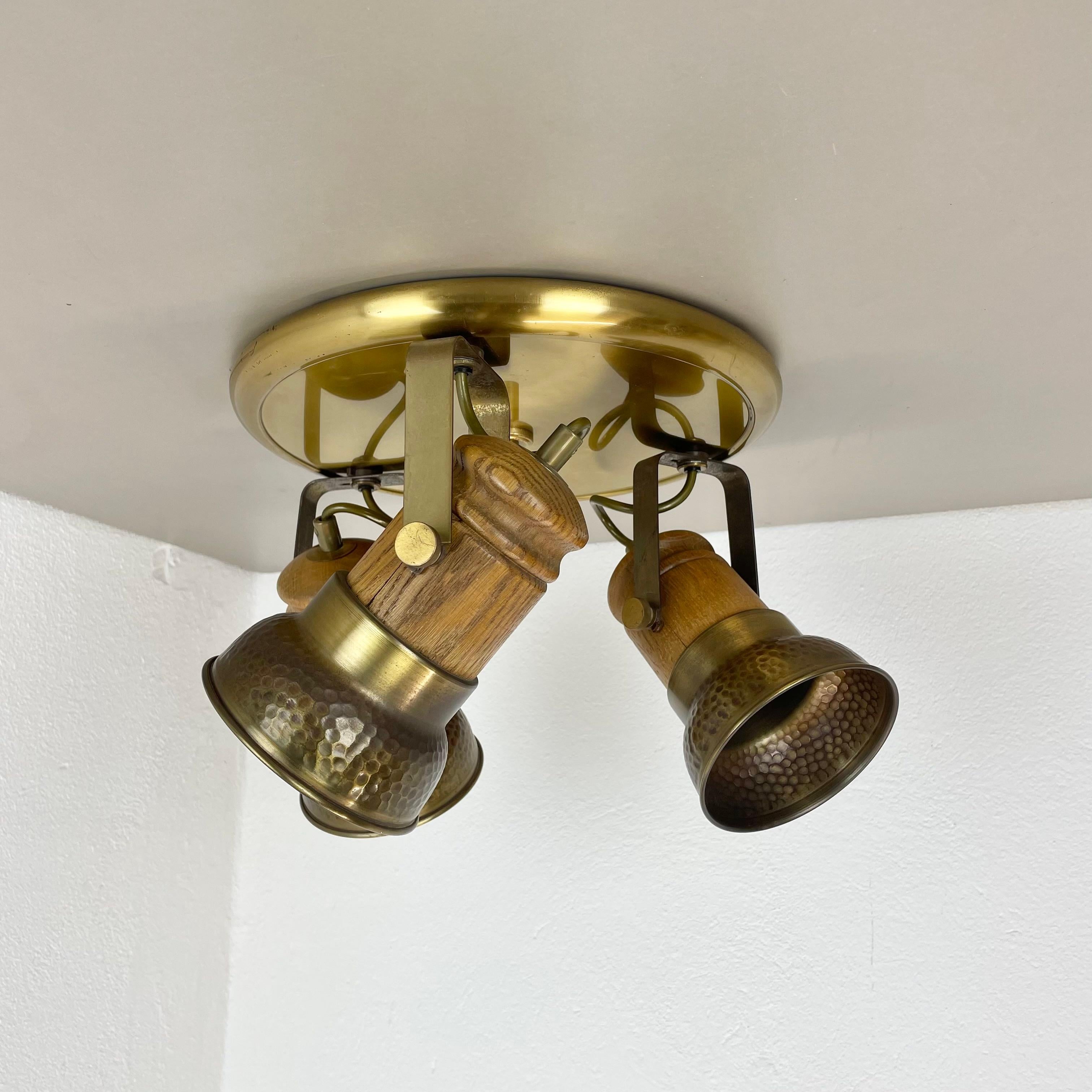 Mid-Century moderno Plafoniera modernista a 3 spot in ottone e quercia di TEMDE Lights, Germania in vendita