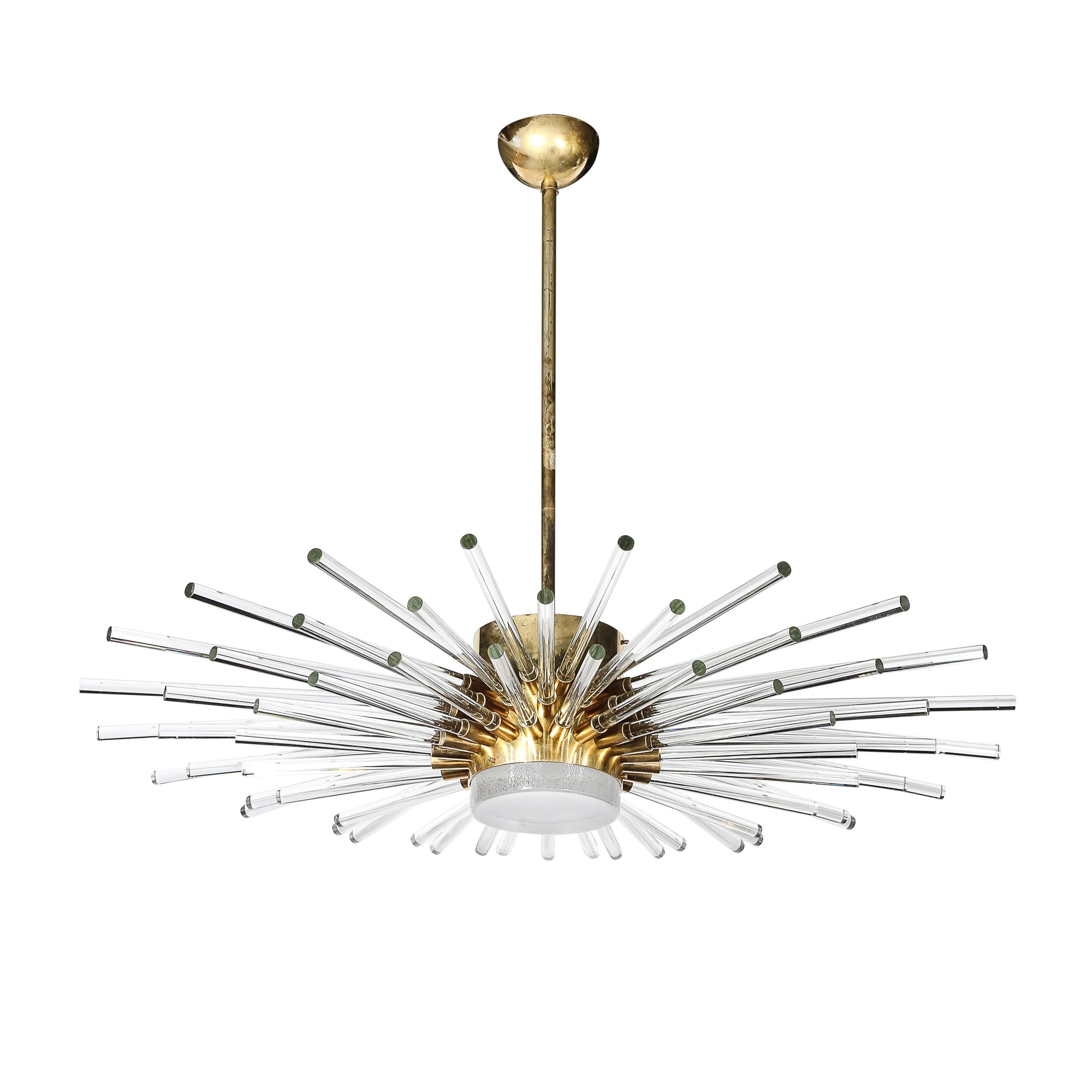 Ce lustre moderniste sculptural, fabriqué en Italie au XXe siècle, est un exemple époustouflant du design-Light du milieu du siècle, avec un attrait audacieux et céleste. La pièce s'inspire du design emblématique du 
