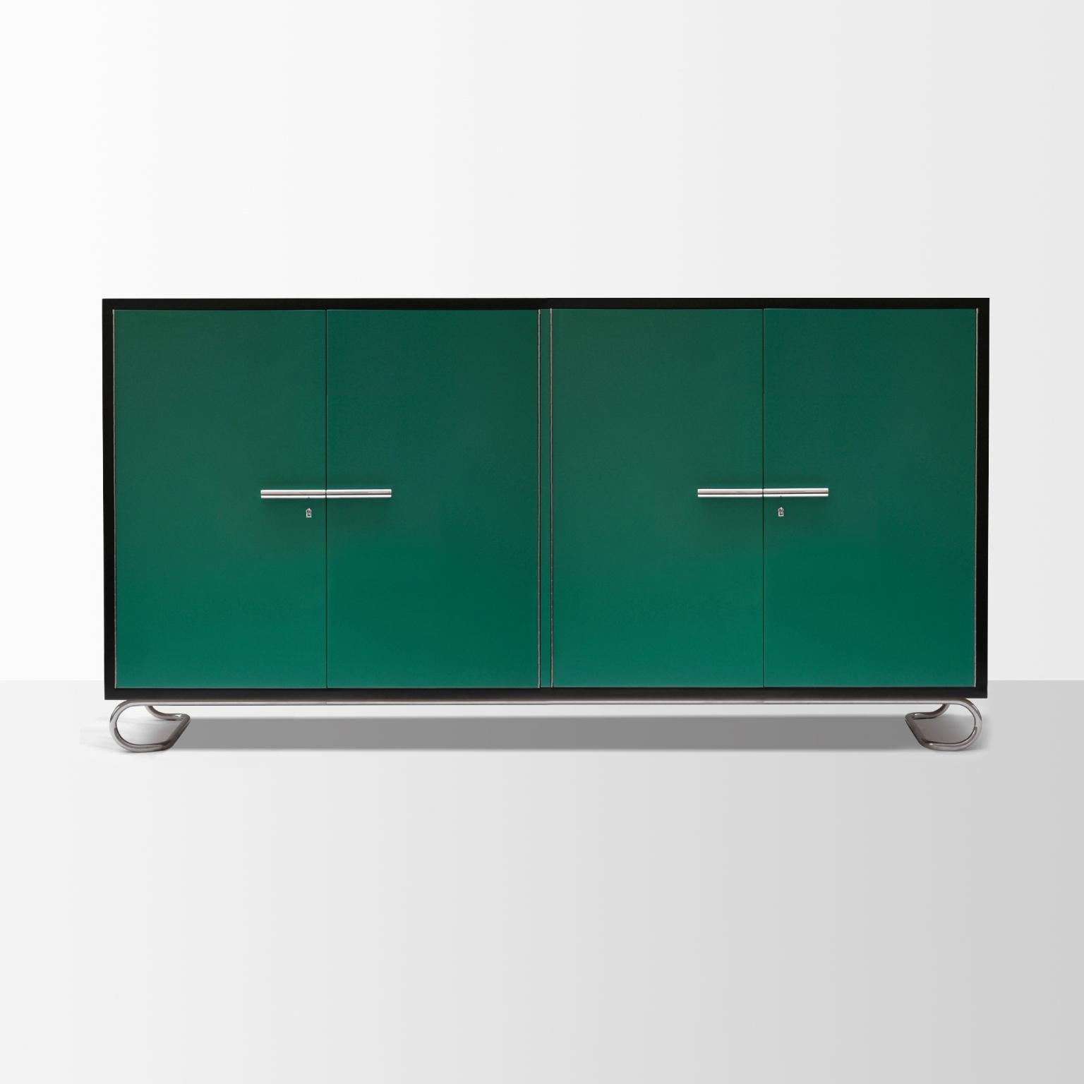 Modernist 4-türige Credenza, lackiertes Holz, verchromter Stahl, anpassbar (Moderne) im Angebot