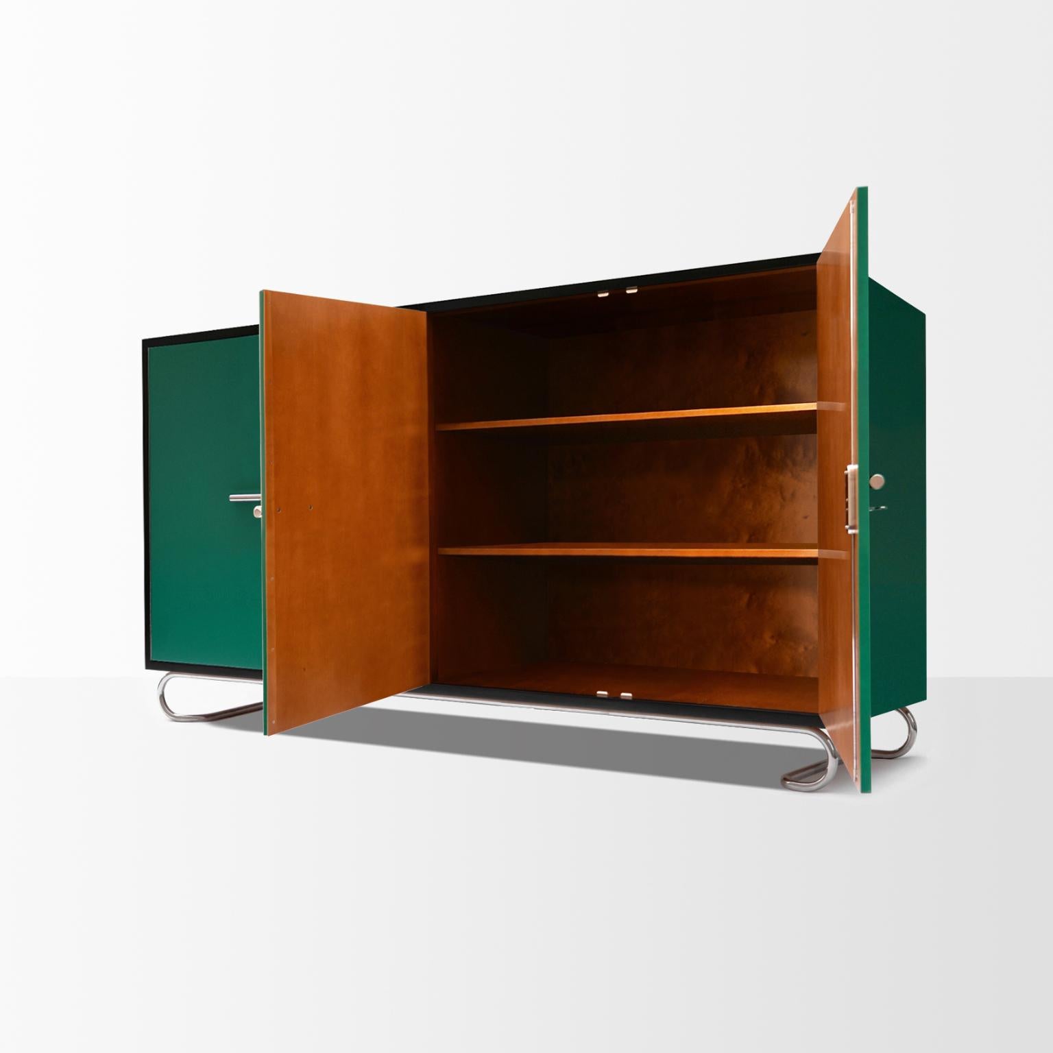 Modernist 4-türige Credenza, lackiertes Holz, verchromter Stahl, anpassbar (Deutsch) im Angebot