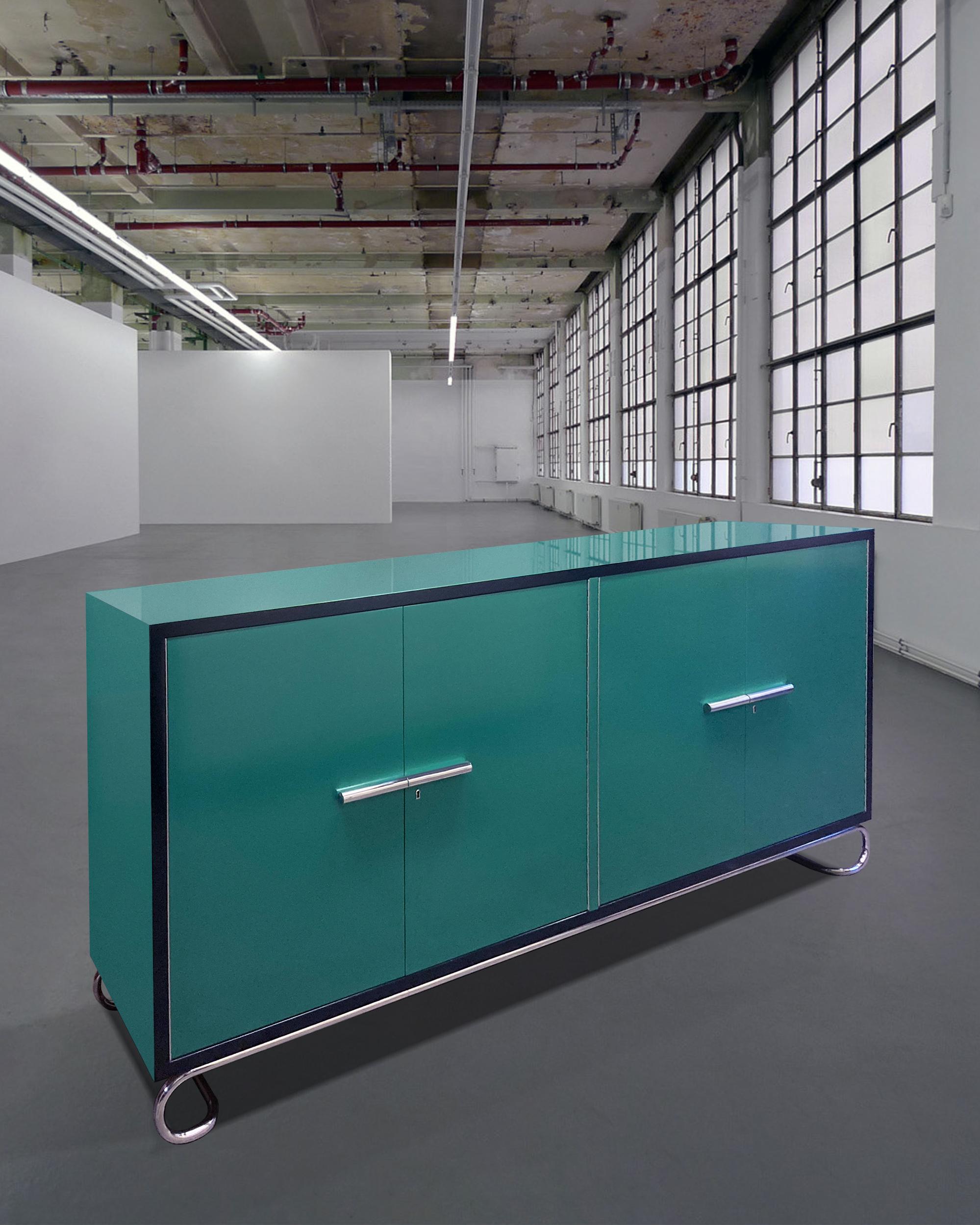 Modernist 4-türige Credenza, lackiertes Holz, verchromter Stahl, anpassbar (Lackiert) im Angebot