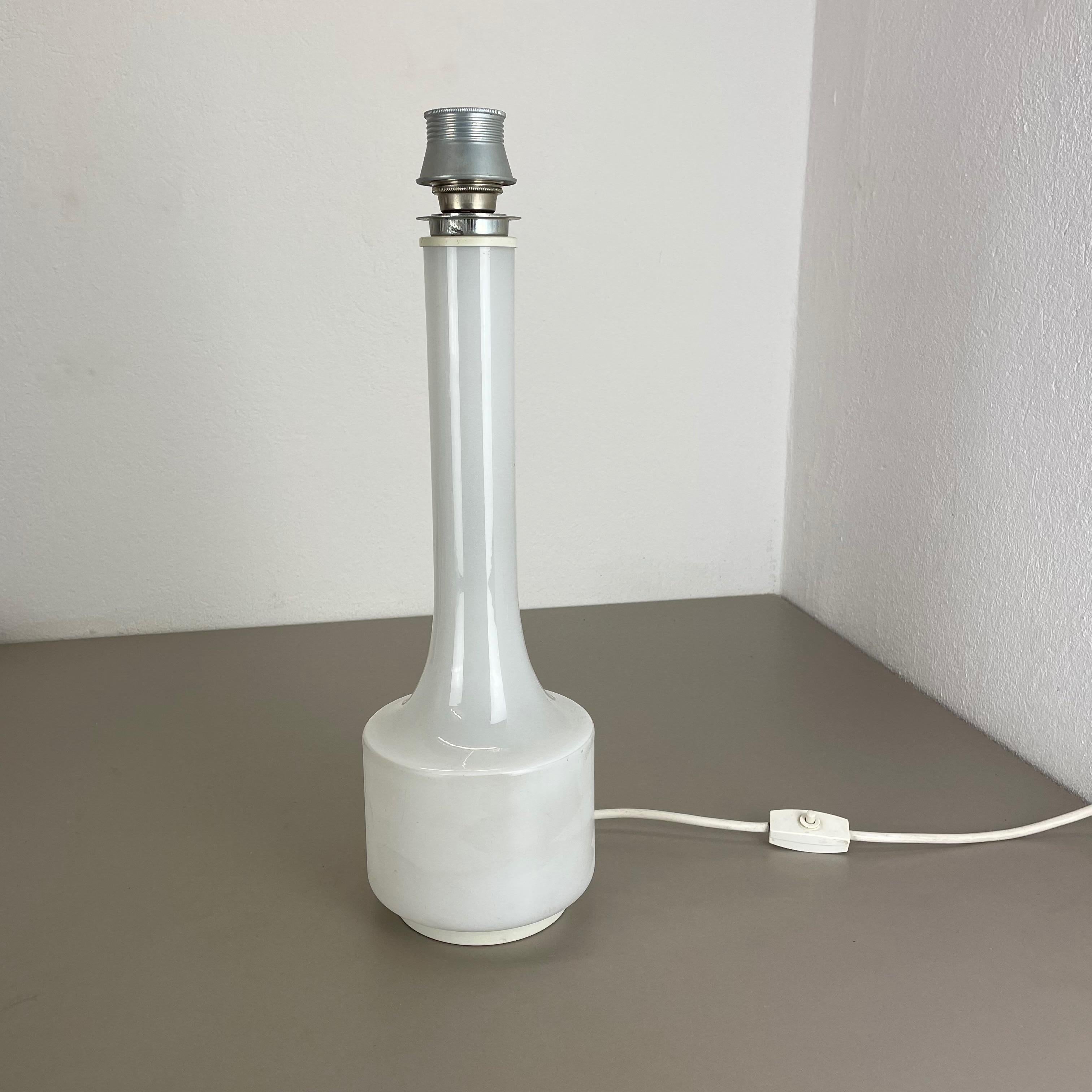 Modernistischer 46cm weiß satinierter Glastisch Leuchtenfuß von Doria Lights, 1970er Jahre Deutschland im Zustand „Gut“ im Angebot in Kirchlengern, DE