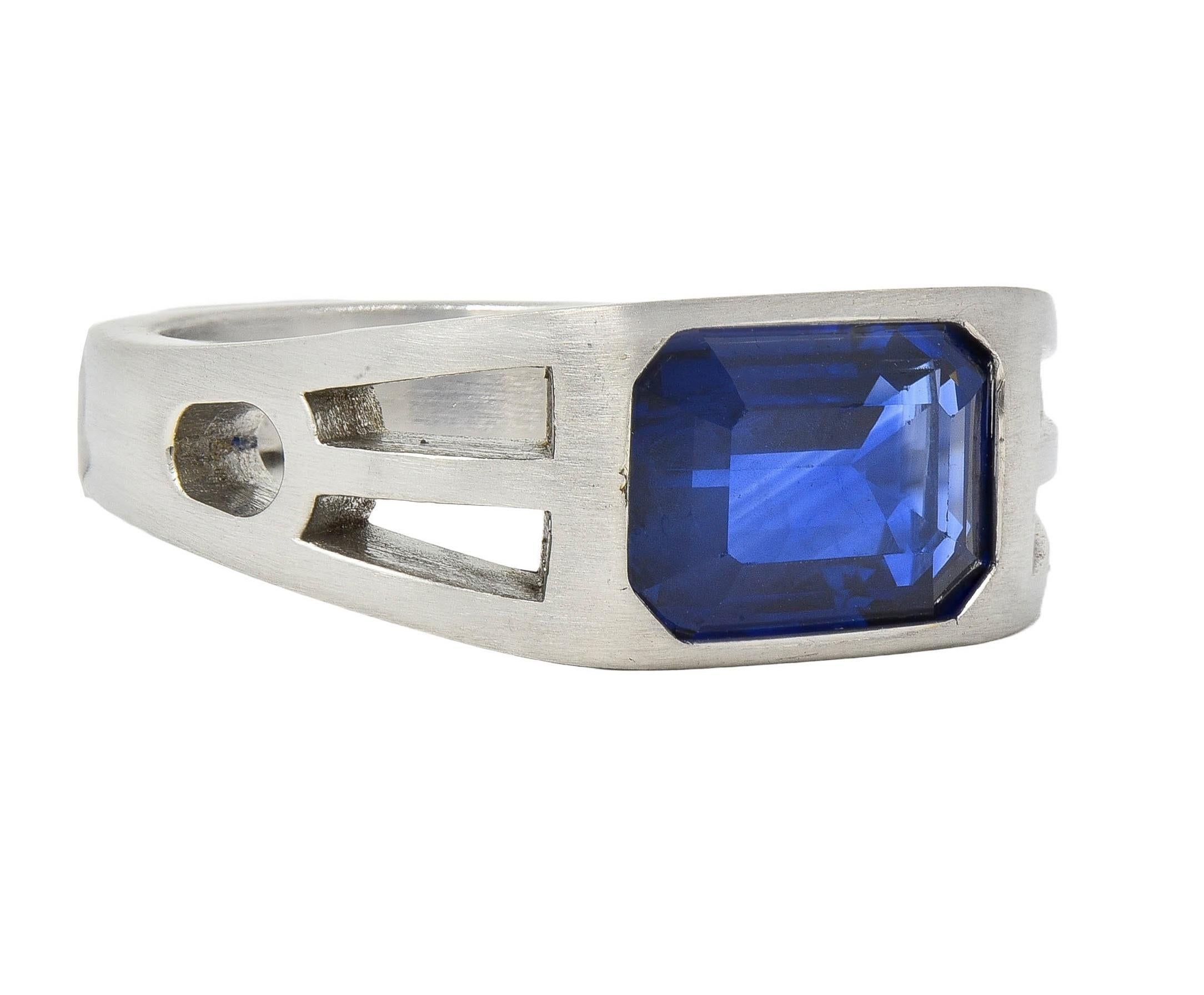 Anillo de sello modernista para hombre, geométrico, en platino, con zafiro azul de 5,60 quilates Moderno en venta