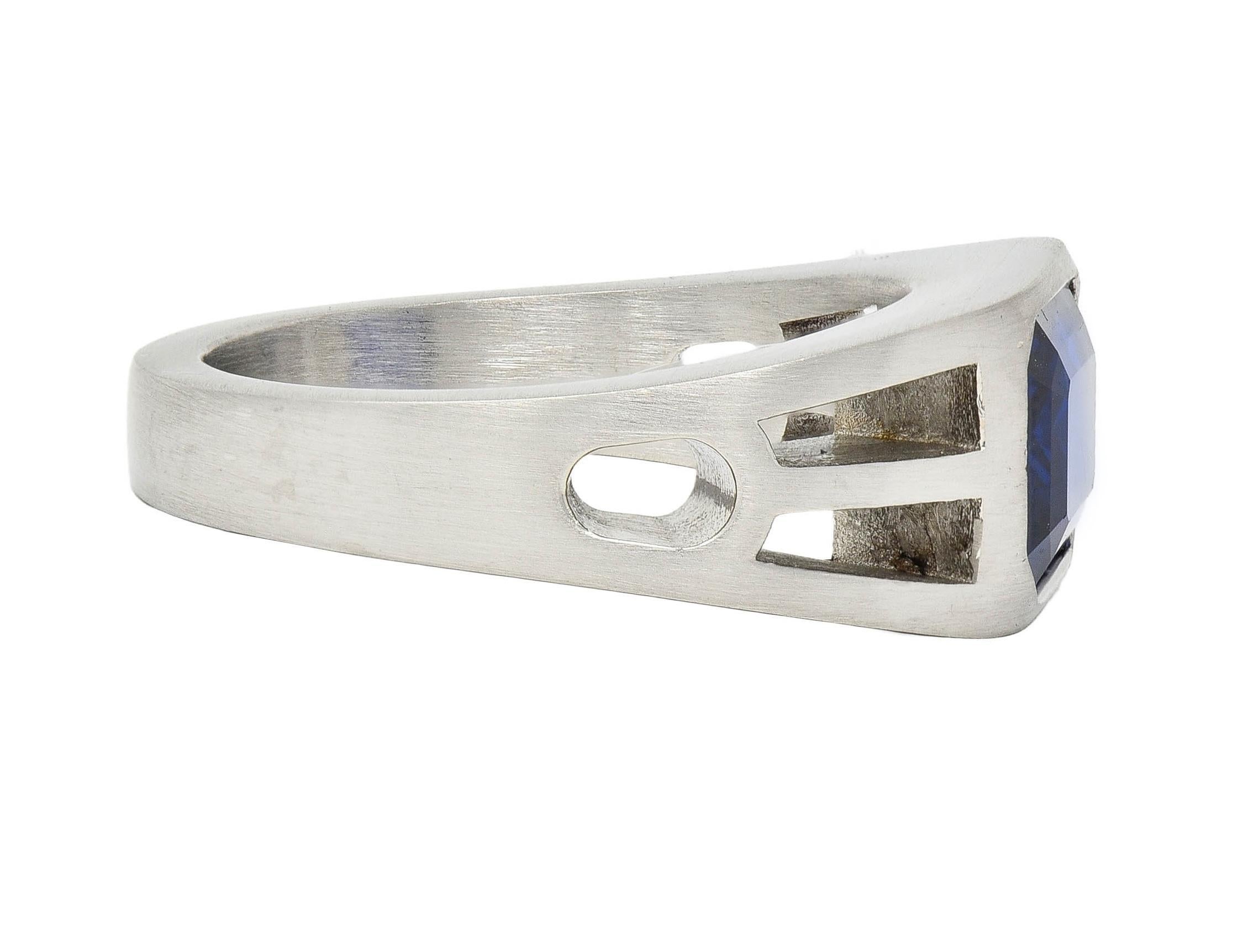 Anillo de sello modernista para hombre, geométrico, en platino, con zafiro azul de 5,60 quilates Corte esmeralda en venta