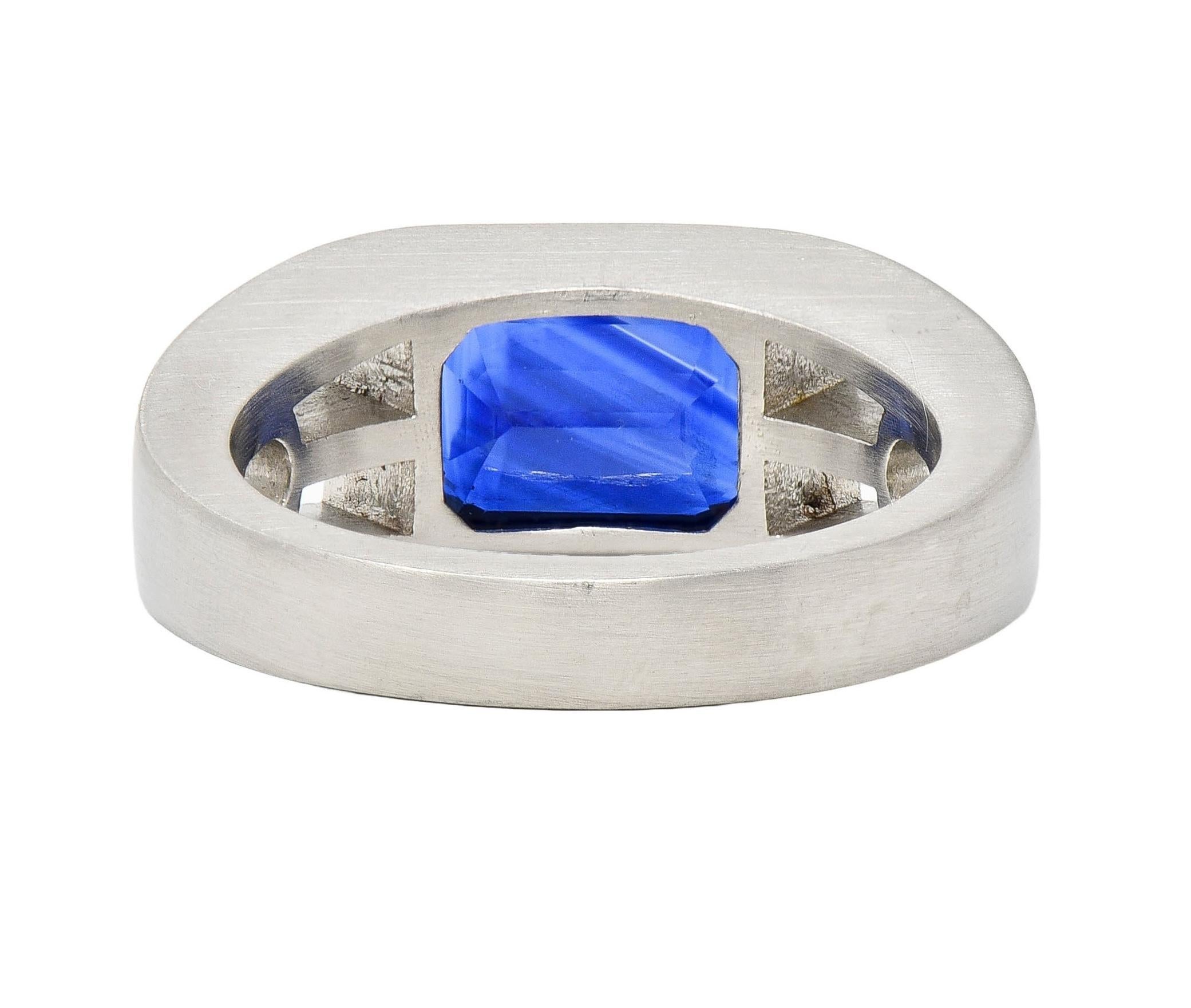 Anillo de sello modernista para hombre, geométrico, en platino, con zafiro azul de 5,60 quilates en Excelente estado para la venta en Philadelphia, PA