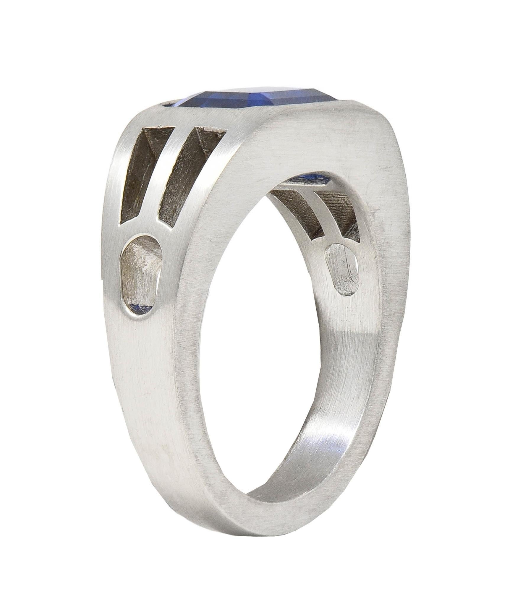 Anillo de sello modernista para hombre, geométrico, en platino, con zafiro azul de 5,60 quilates en venta 3