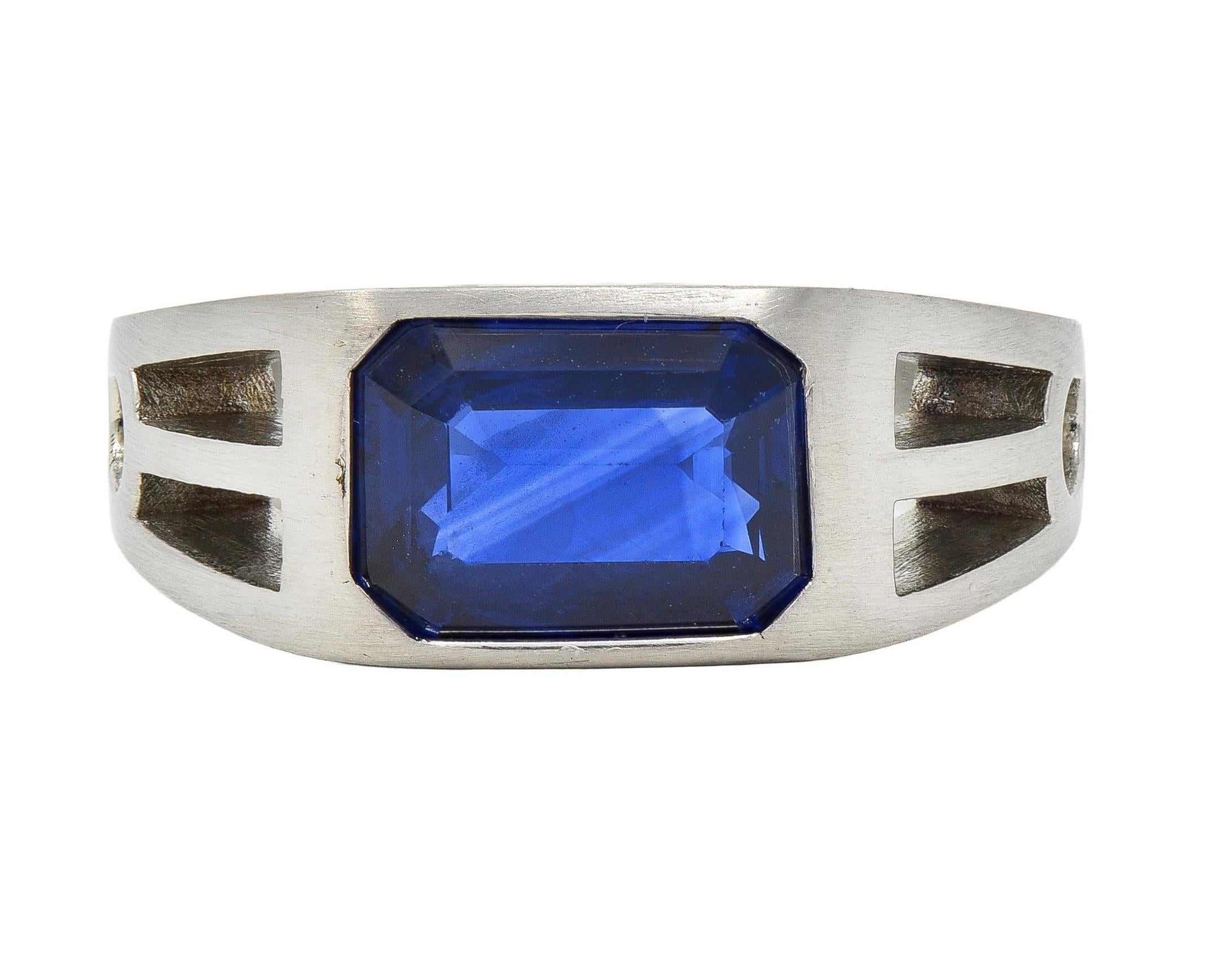 Anillo de sello modernista para hombre, geométrico, en platino, con zafiro azul de 5,60 quilates en venta