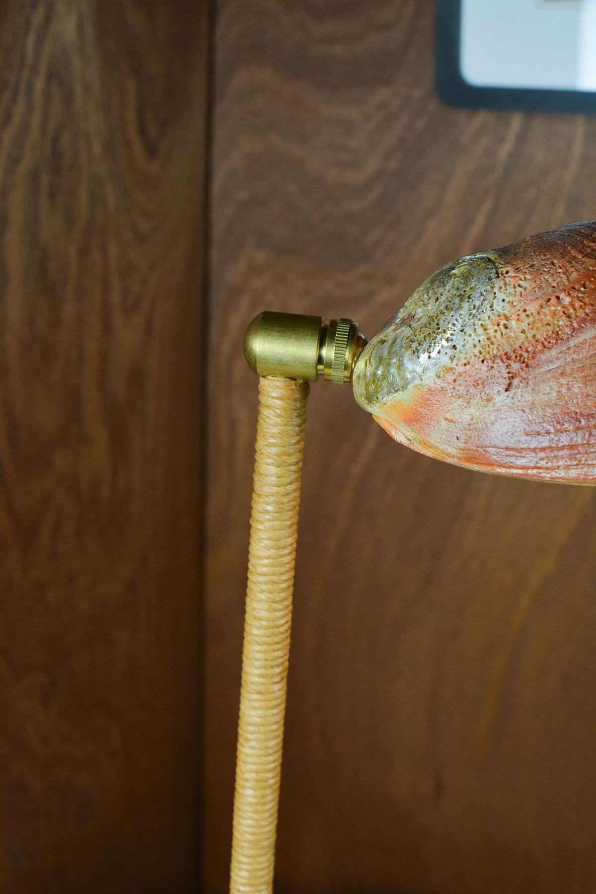 Américain Lampe de jardin moderniste d'Abalone avec abat-jour réaliste en ormeau coquillage en vente