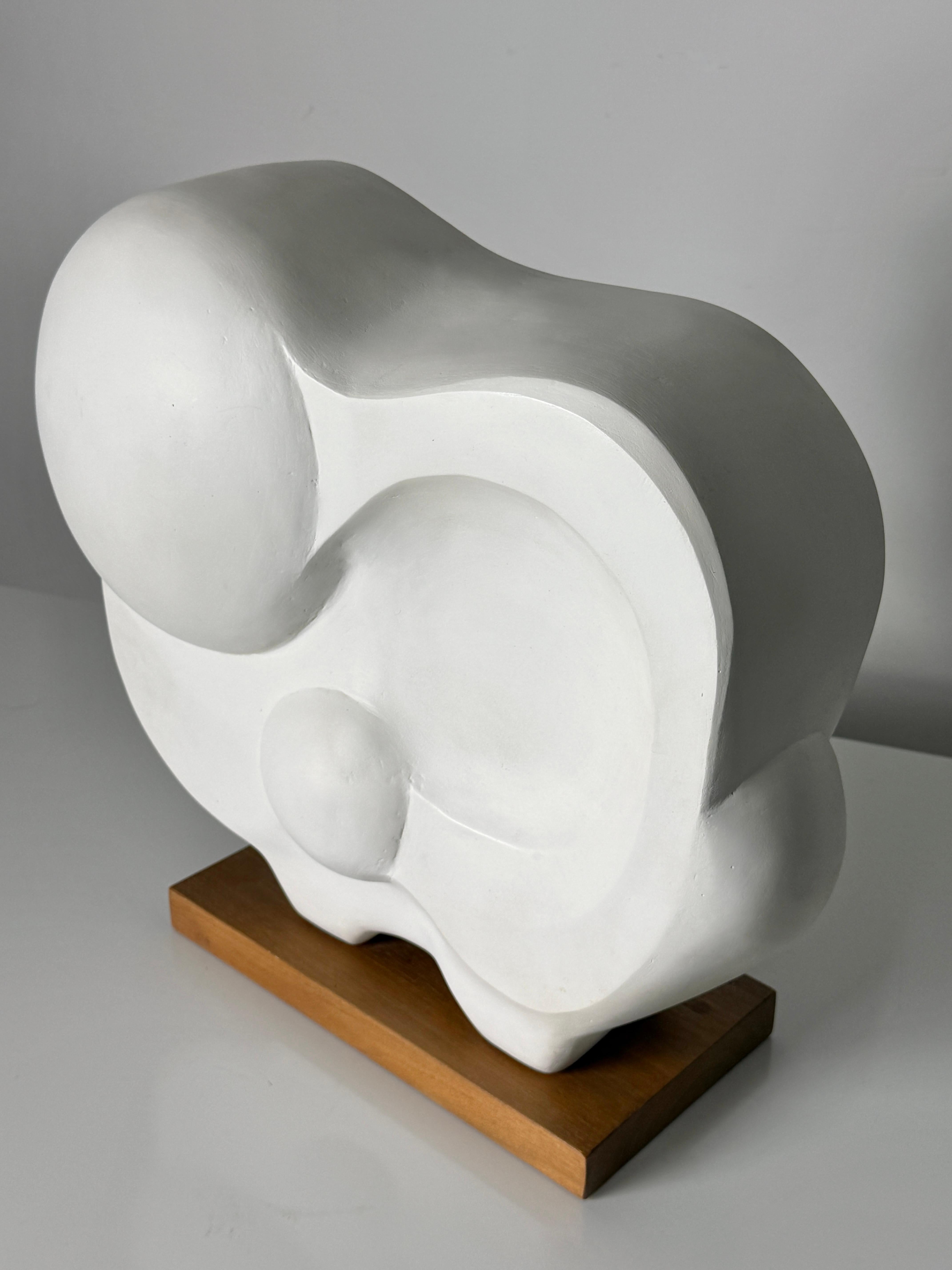 Modernist Abstract Freeform Artist Signed White Plaster Organic Sculpture 1990s In condizioni buone in vendita a Troy, MI