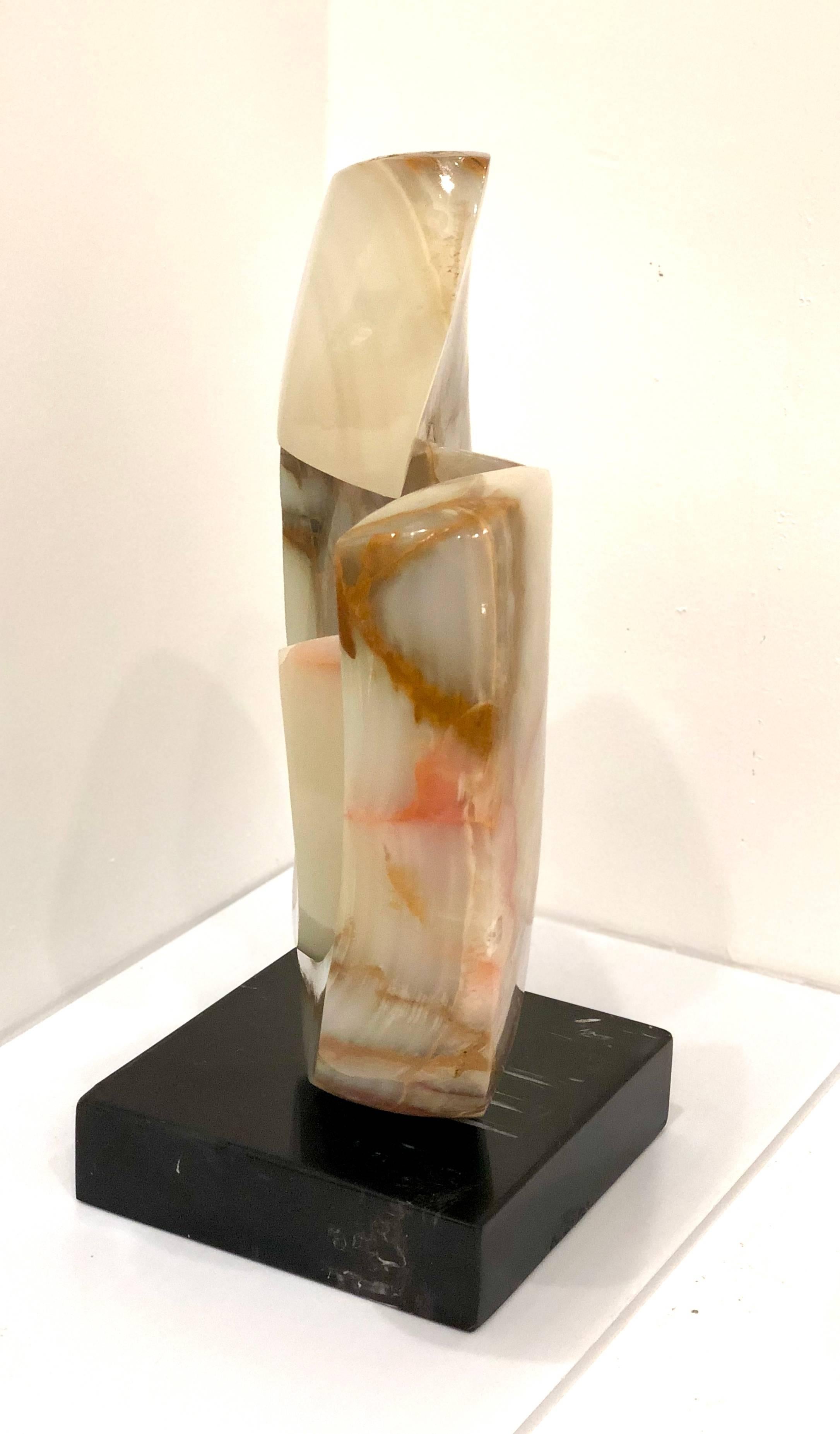 Modernist Abstract Carved Onyx Sculpture on Black Marble Base In Good Condition In San Diego, CA