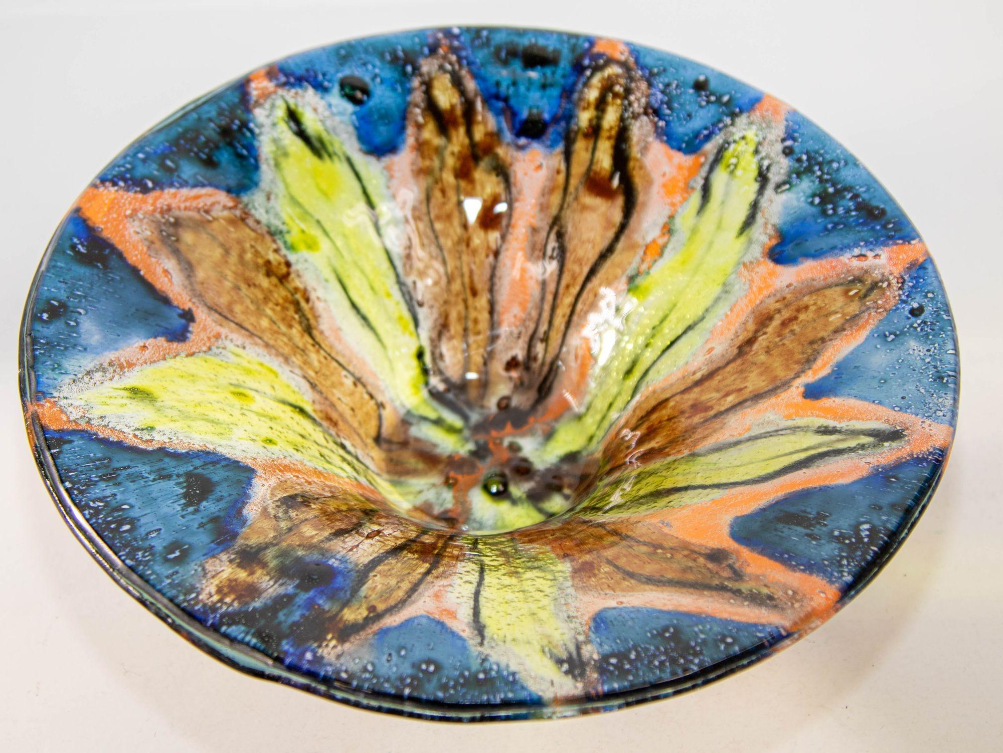 Vintage colorful abstract flower art glass plate.
Hand-crafted multi-color fused stained glass festive sunburst bowl.
Splash starburst hand blown art glass bowl, in the pictures you can see the deep shape and glazing of the sunburst bowl. 
The