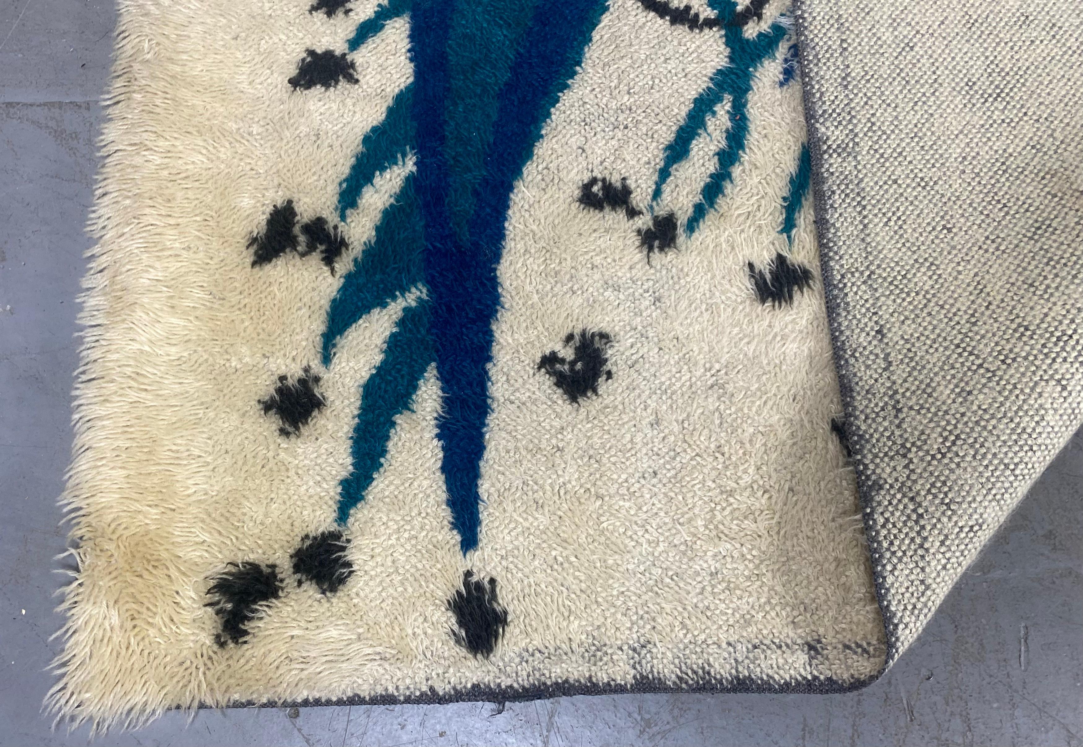 Seltene Gelegenheit, einen erstaunlichen modernen abstrakten skandinavischen Zottelteppich zu erwerben, der Ege Rya zugeschrieben wird. Der Teppich ist ein dicker Zottelteppich mit abstraktem abstraktem Motiv in zwei Blautönen auf weißem Grund. Er
