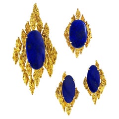 Ensemble de boucles d
oreilles pendantes en or 14 carats et lapis abstrait moderniste, circa 1970