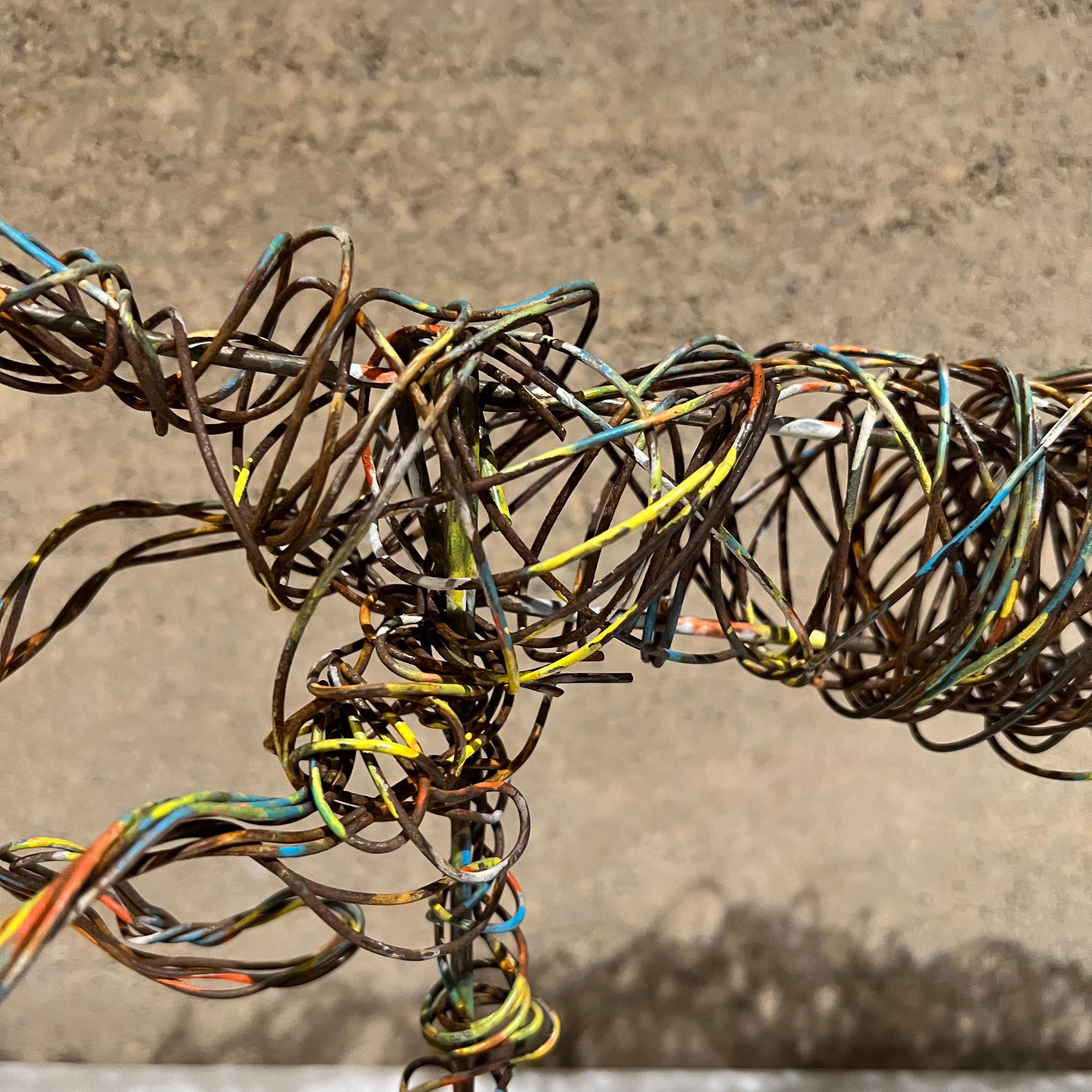 Scultura di cavallo in filo colorato di Metal Art astratta e modernista su base di Wood esotico in vendita 1