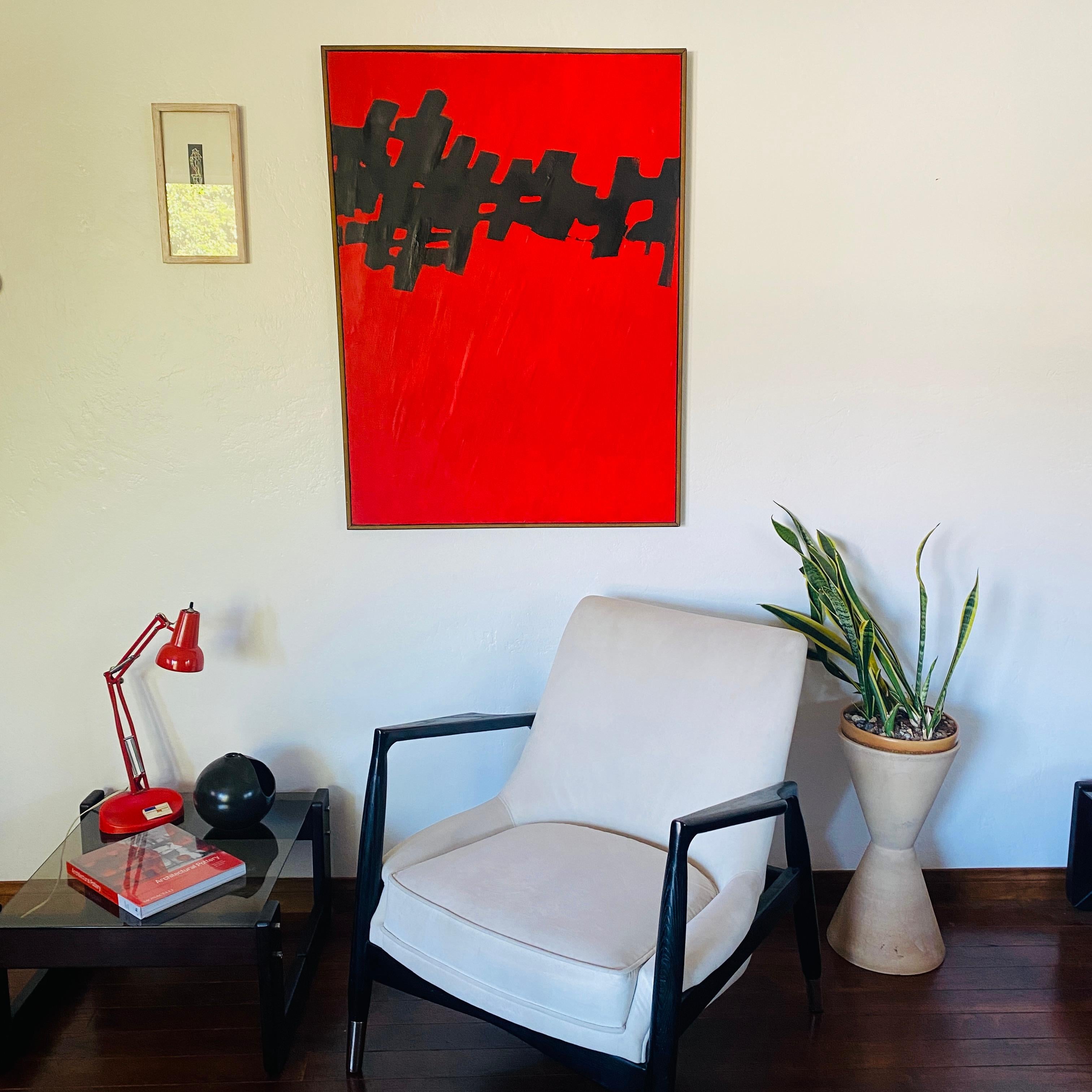Brillante pintura modernista abstracta roja y negra sobre lienzo de los años 70.  Esta pintura acrílica original es un ejemplo icónico del arte moderno de mediados de siglo. La atrevida aplicación del color rojo está muy texturizada con grandes